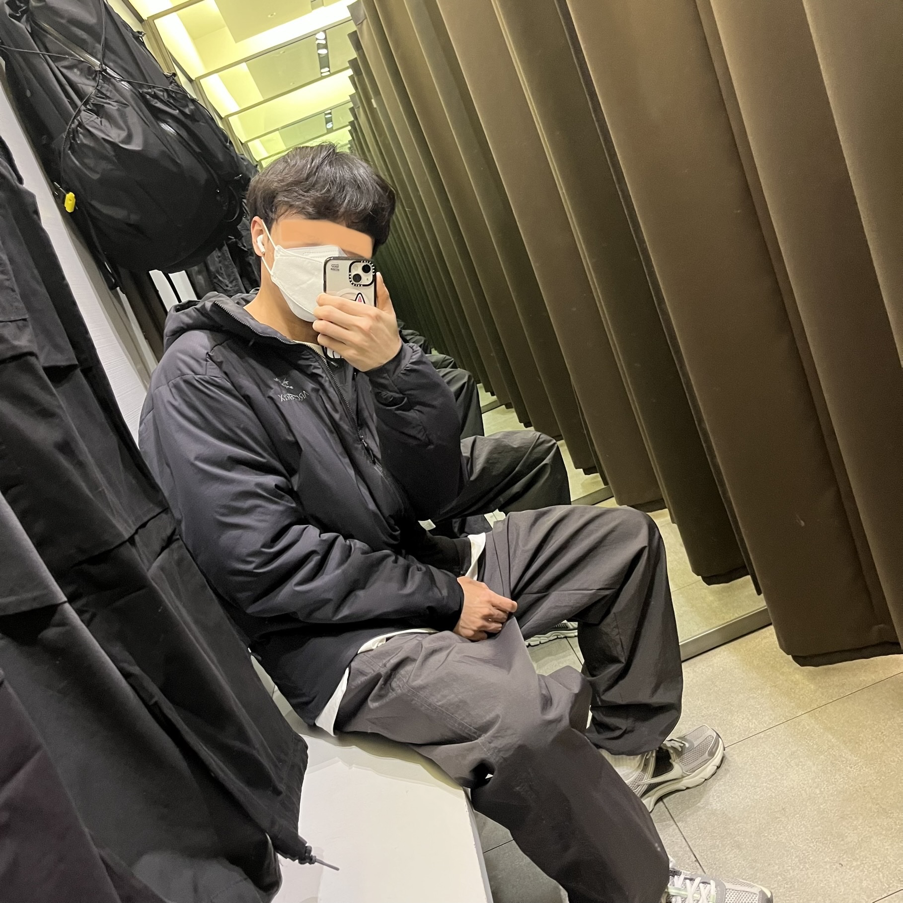 Arc'teryx Atom AR Hoody Black, (W) Nike Zoom Vomero 5 Cobblestone and Flat Pewter 착용 스타일