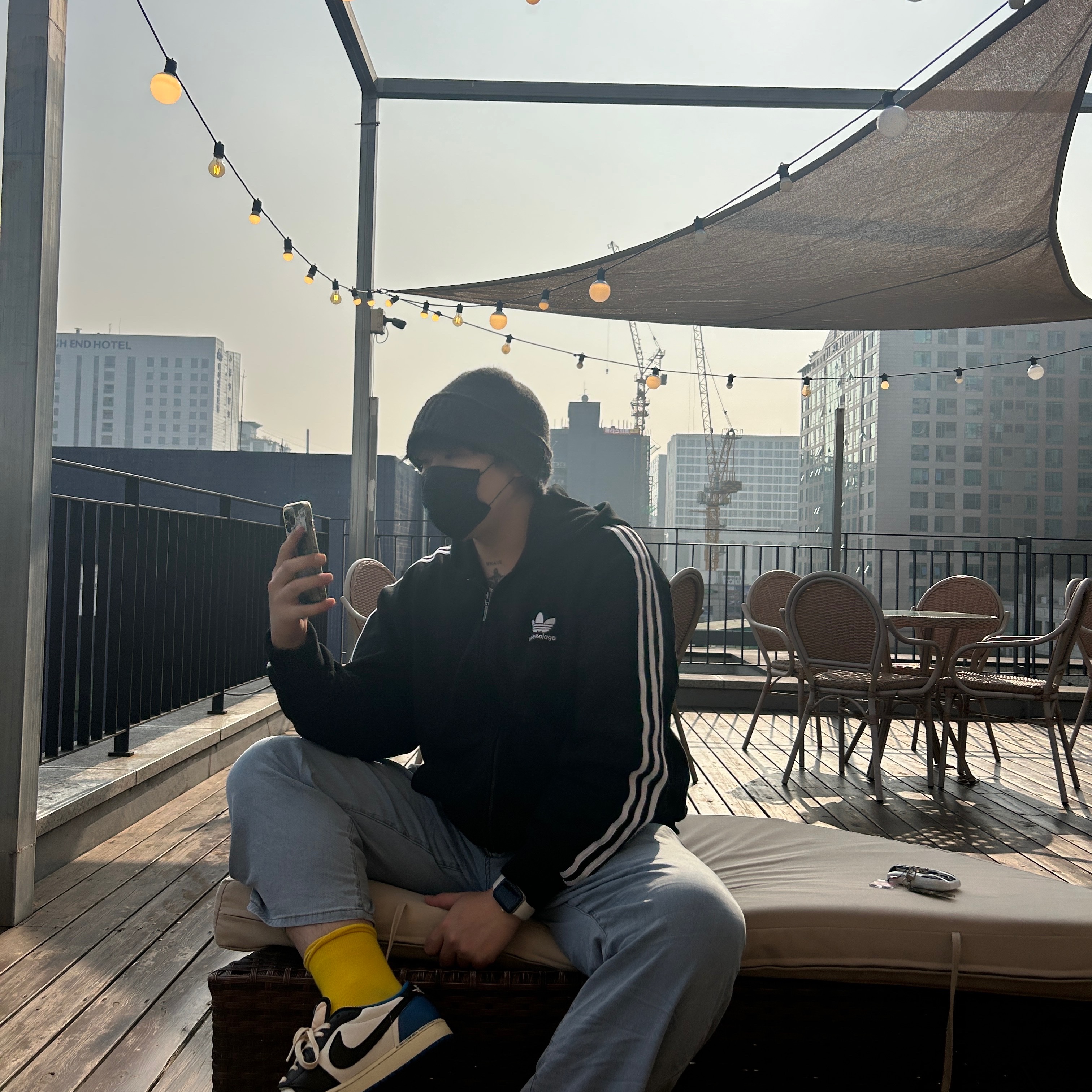Balenciaga x Adidas Zip-Up Hoodie Small Fit Black, Jordan 1 x Travis Scott x Fragment Retro Low OG SP Military Blue 착용 스타일