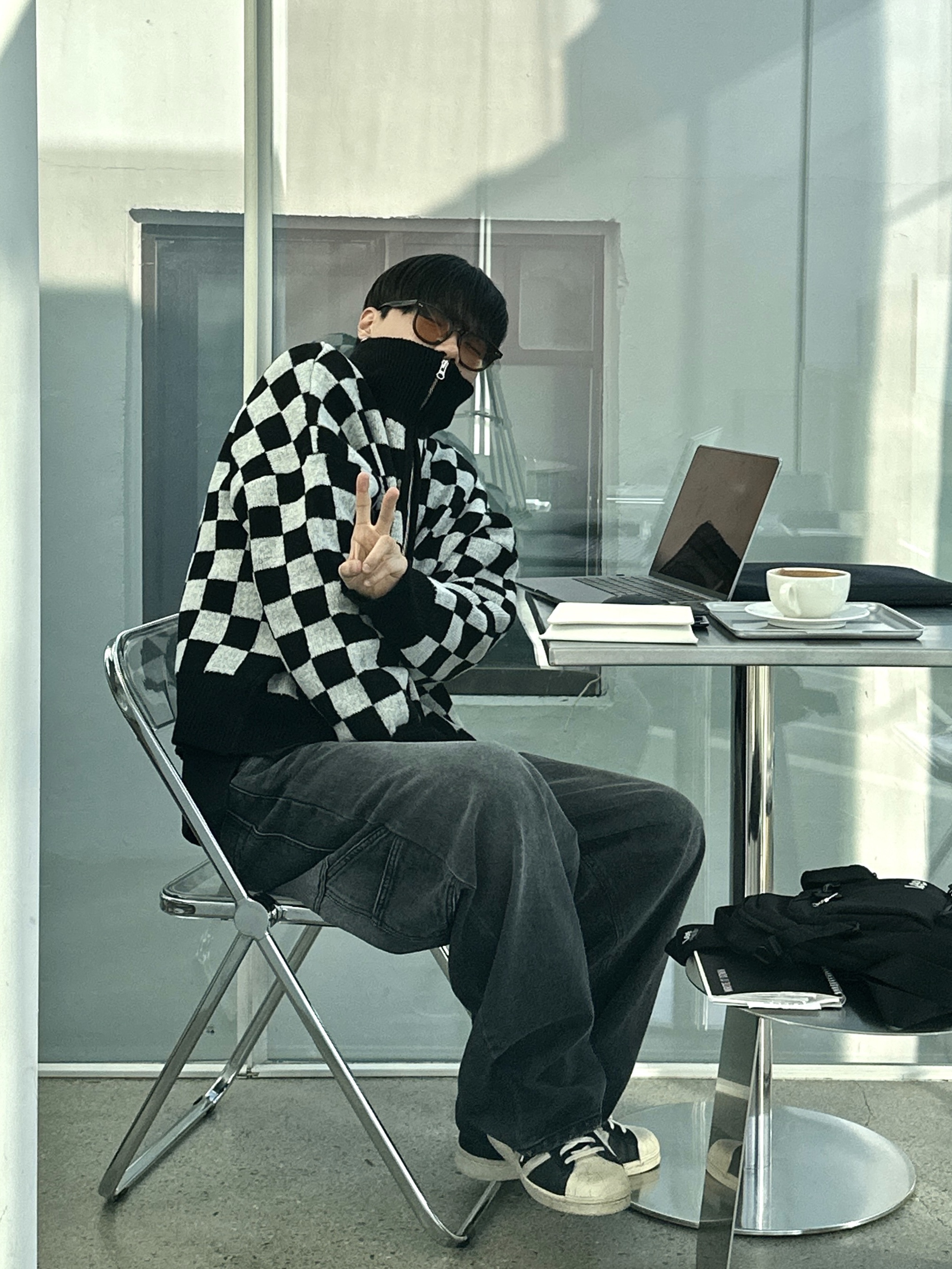 Adidas Superstar 82 Black White 착용 스타일 - 3