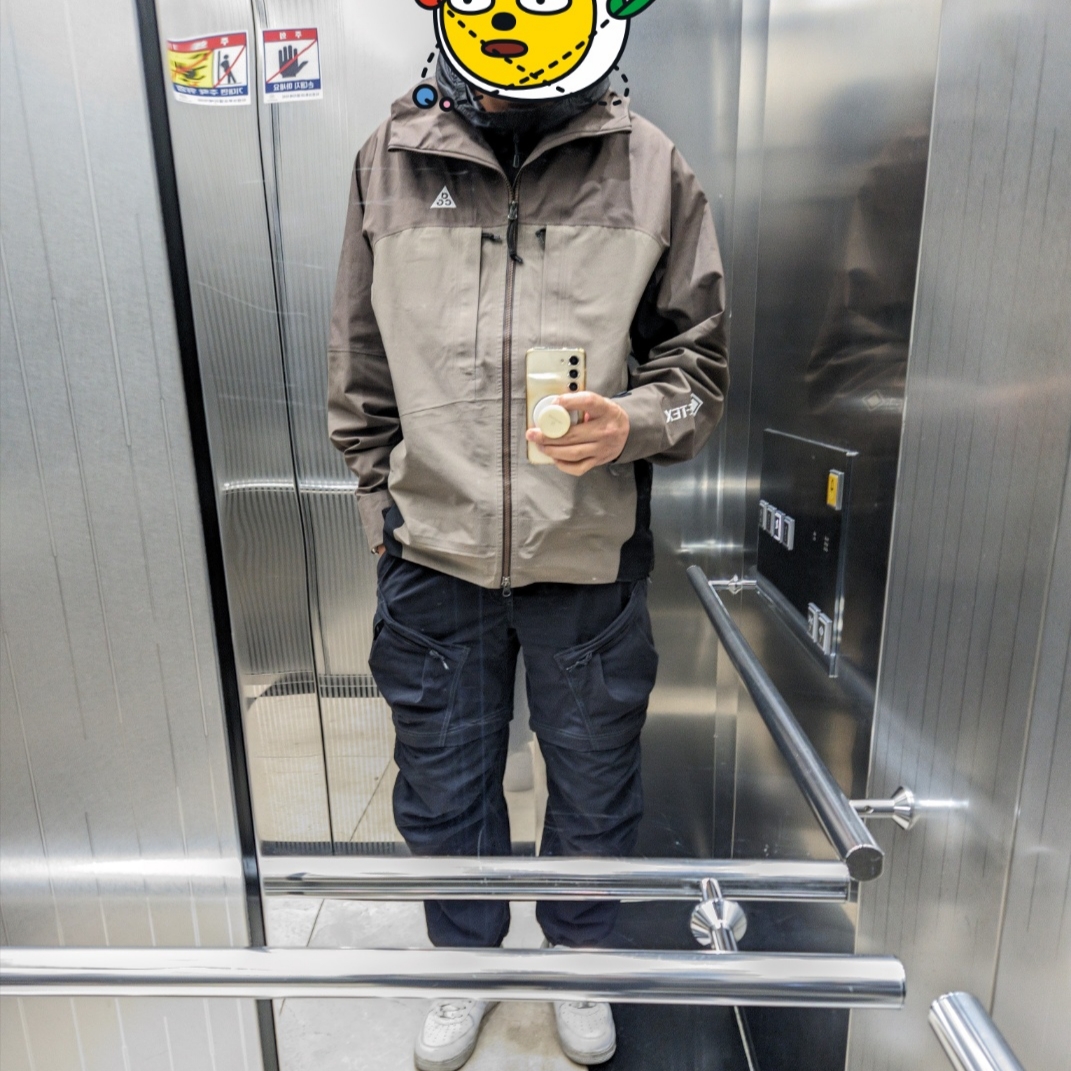 Nike ACG Smith Summit Cargo Pants Black - US/EU, Nike ACG Storm-Fit ADV Gore-Tex Misery Ridge Jacket Iron Stone - US/EU 착용 스타일