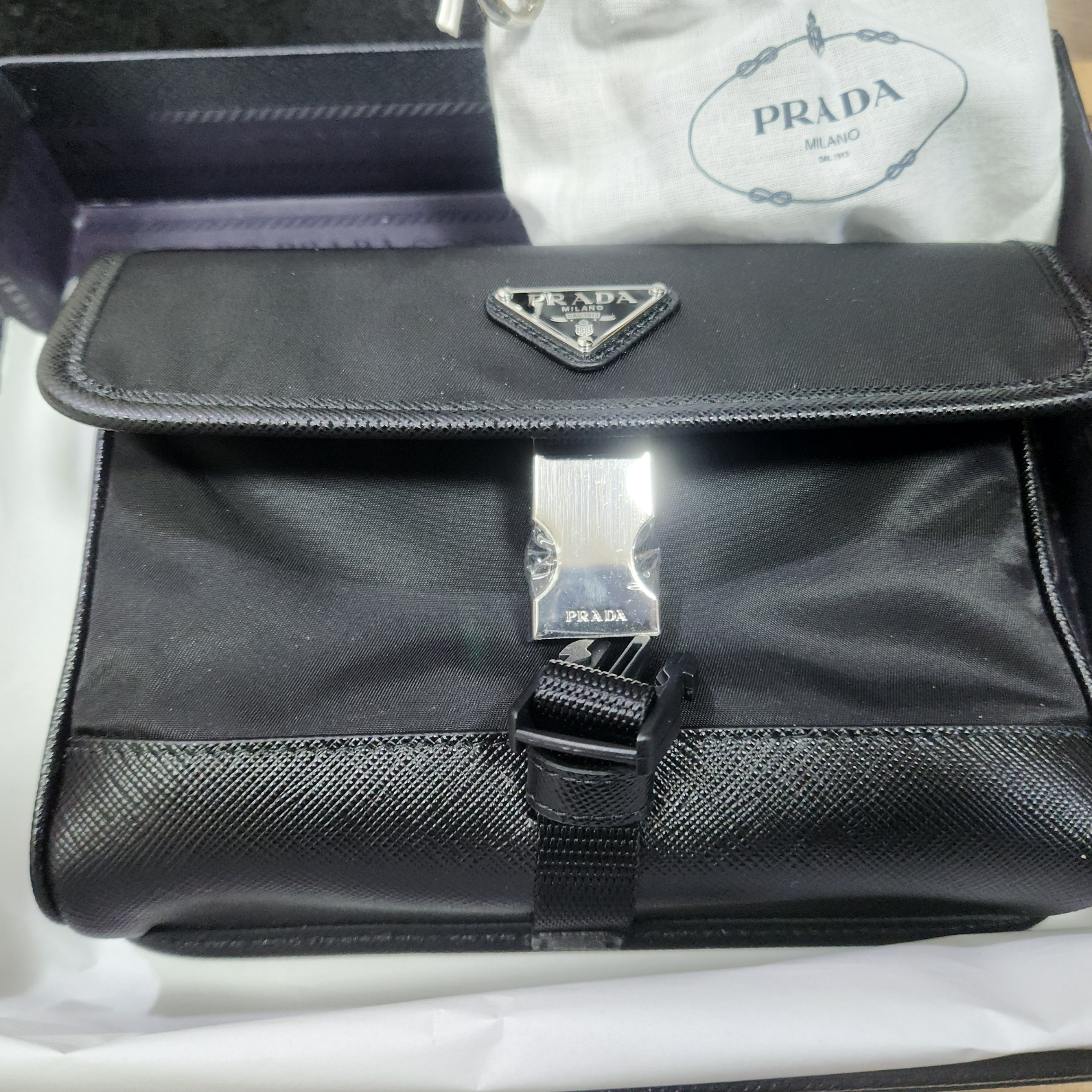 Prada Re-Nylon and Saffiano Leather Smartphone Case Black 착용 스타일 - 3