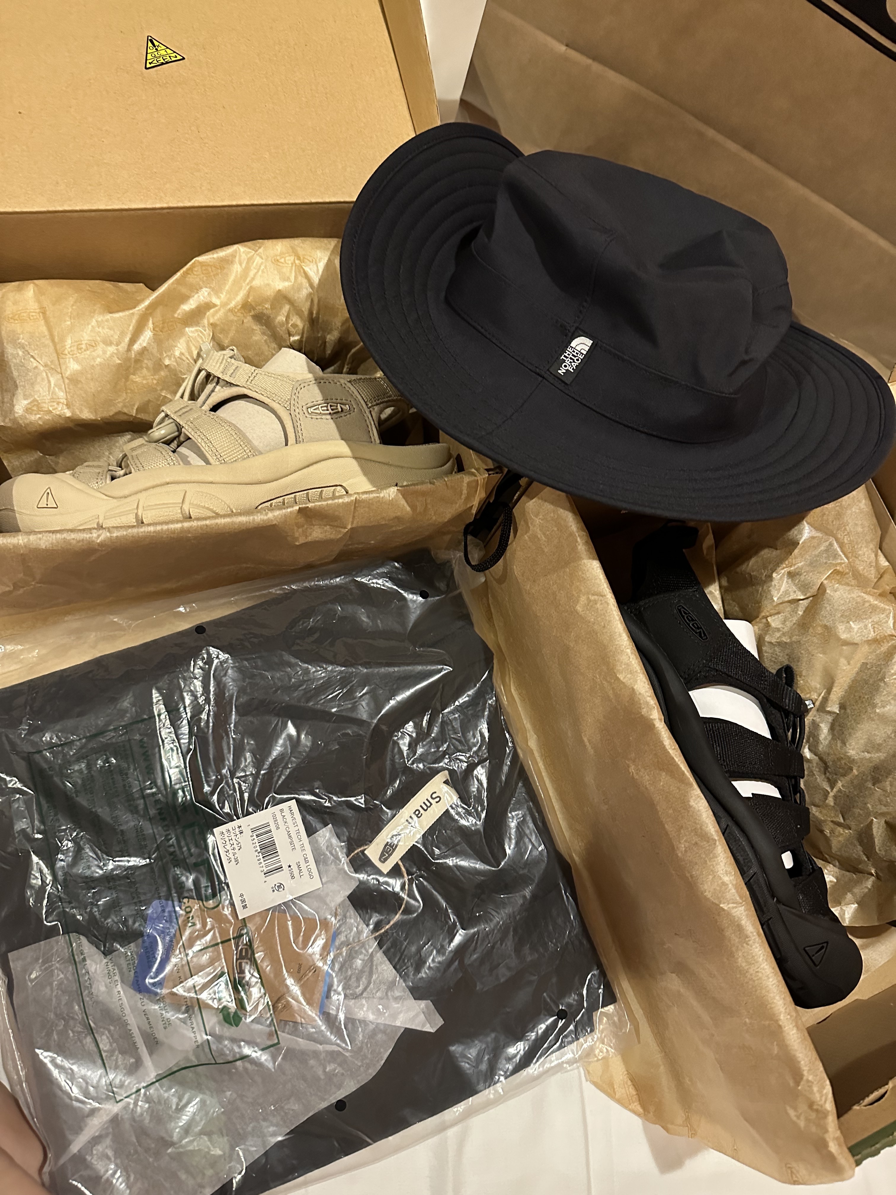 Supreme New York T-Shirt White - 23SS, Arc'teryx Konseal 15 Backpack Black 착용 스타일 - 6