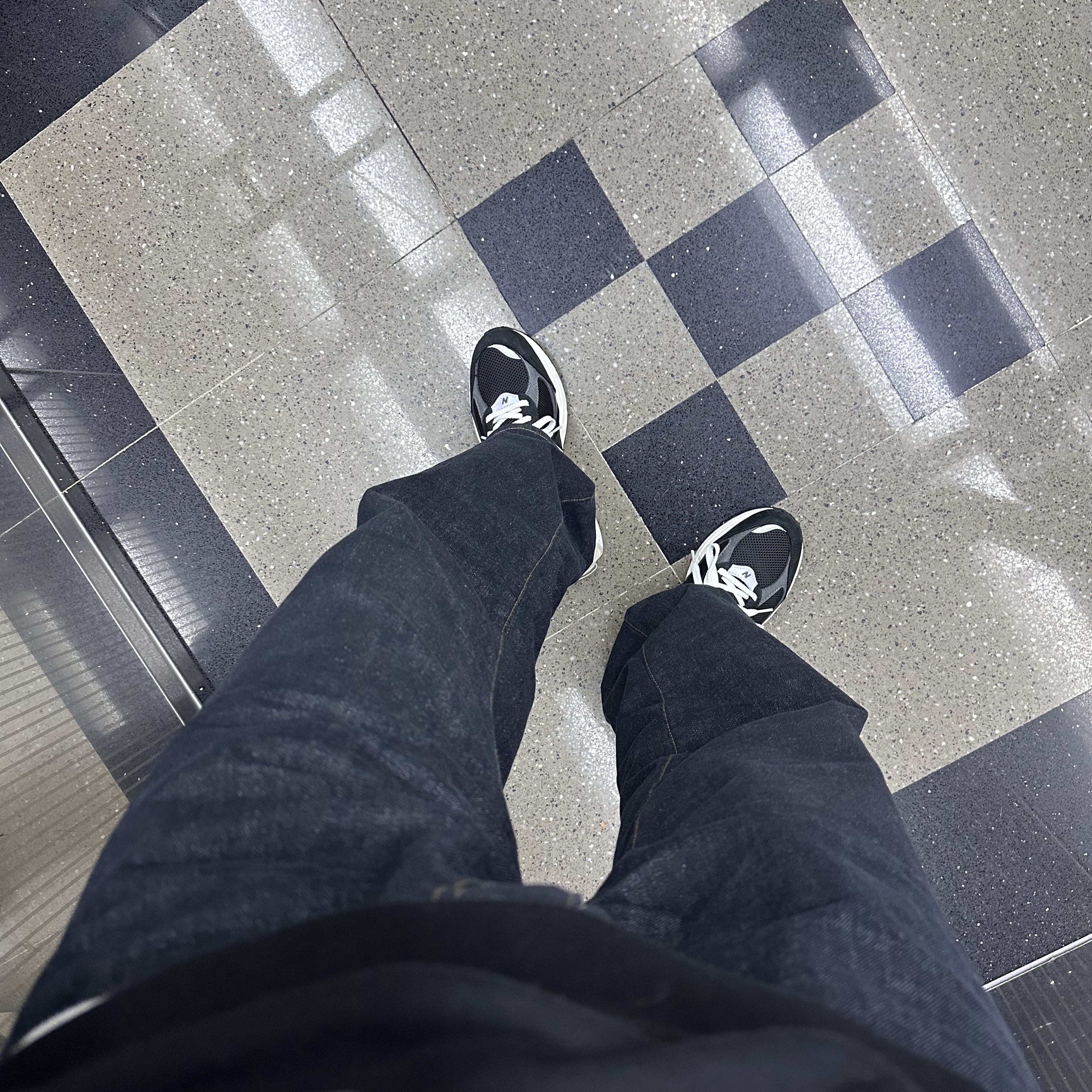 New Balance 2002R Premium Vintage Black 착용 스타일 - 2