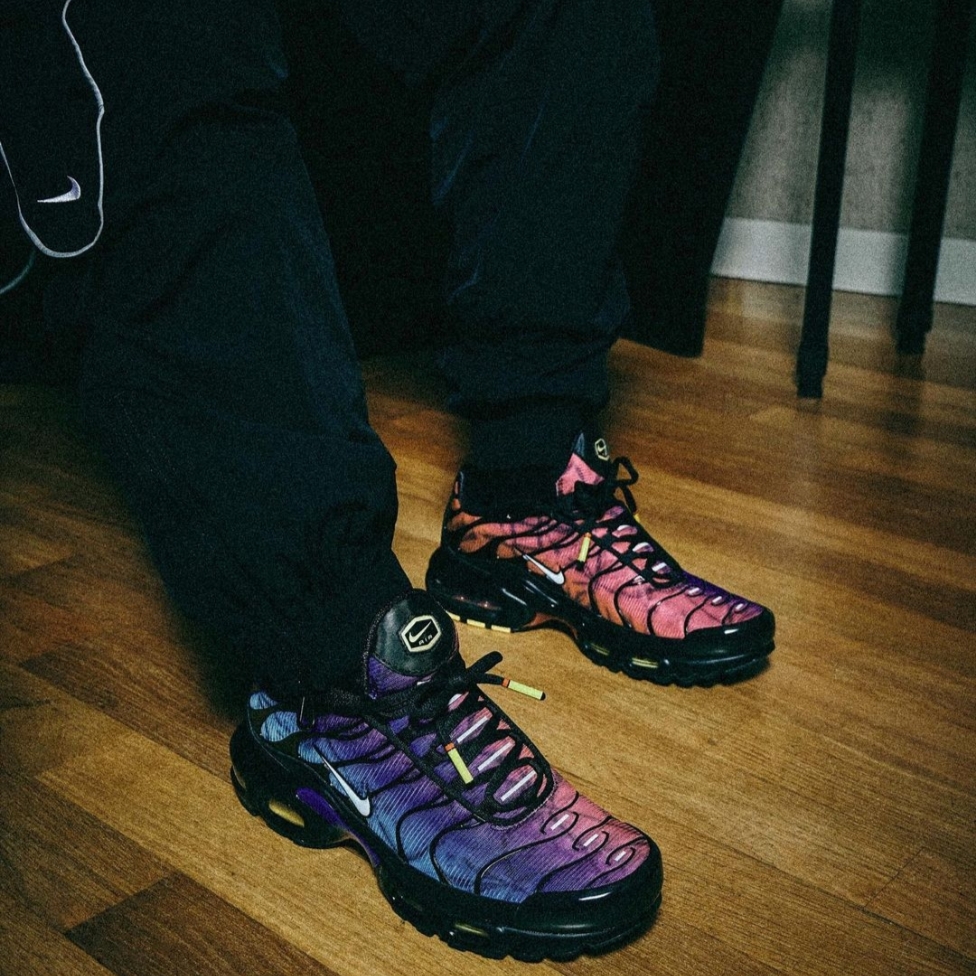 Nike Air Max Plus 25th Anniversary Black Varsity Red 착용 스타일 - 2