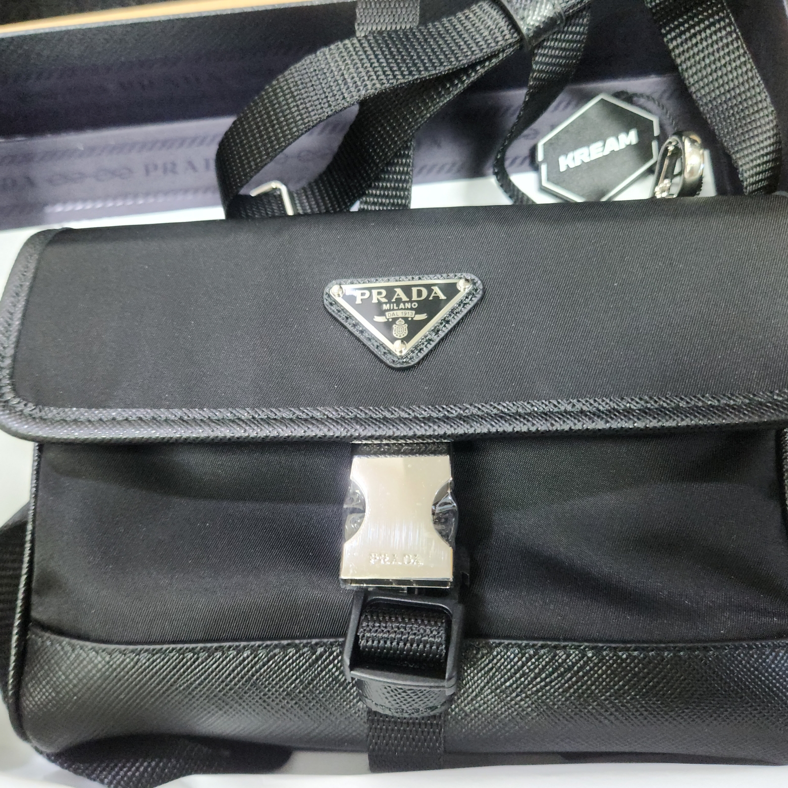 Prada Re-Nylon and Saffiano Leather Smartphone Case Black 착용 스타일 - 1