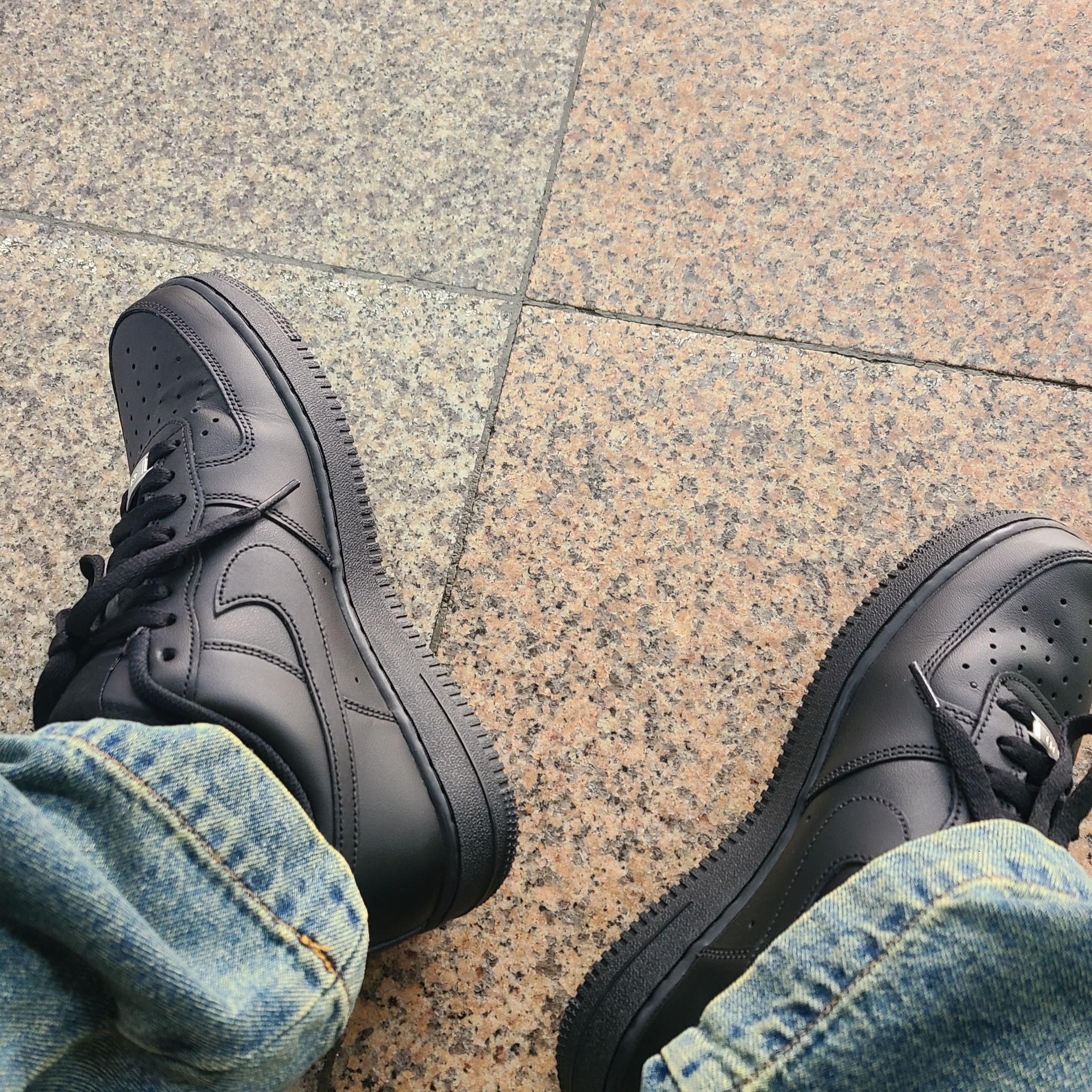 Nike Air Force 1 '07 Low Triple Black 착용 스타일