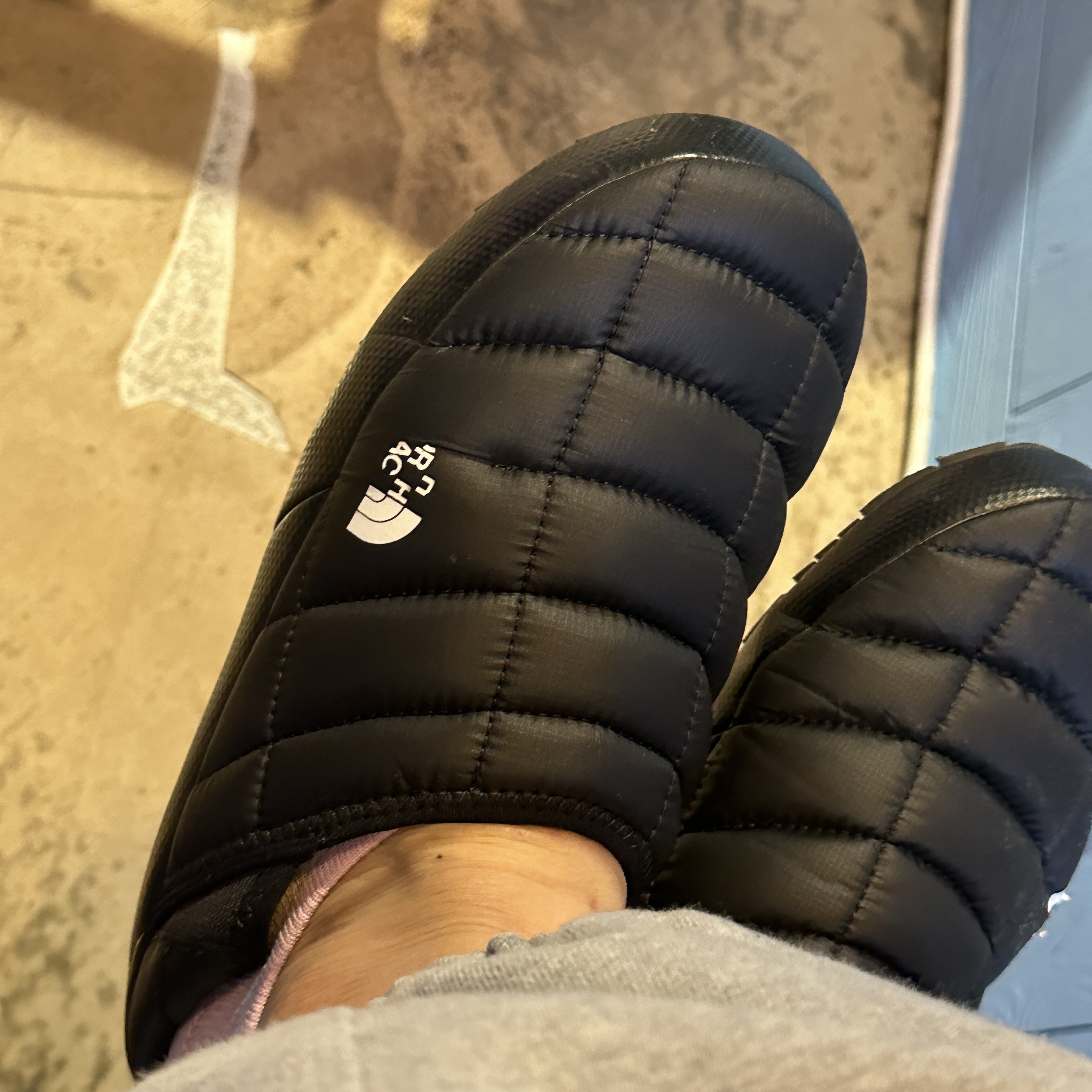 The North Face Thermoball Traction Mule V Black 착용 스타일 - 2