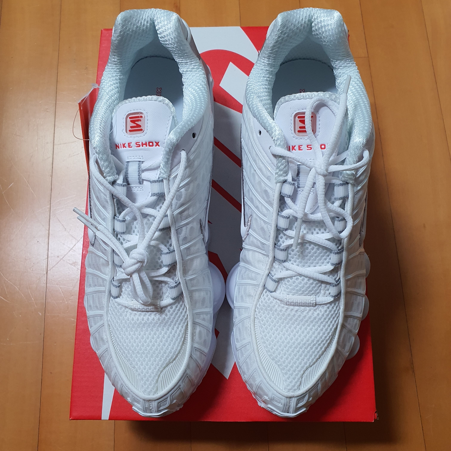 (W) Nike Shox TL White and Max Orange 착용 스타일
