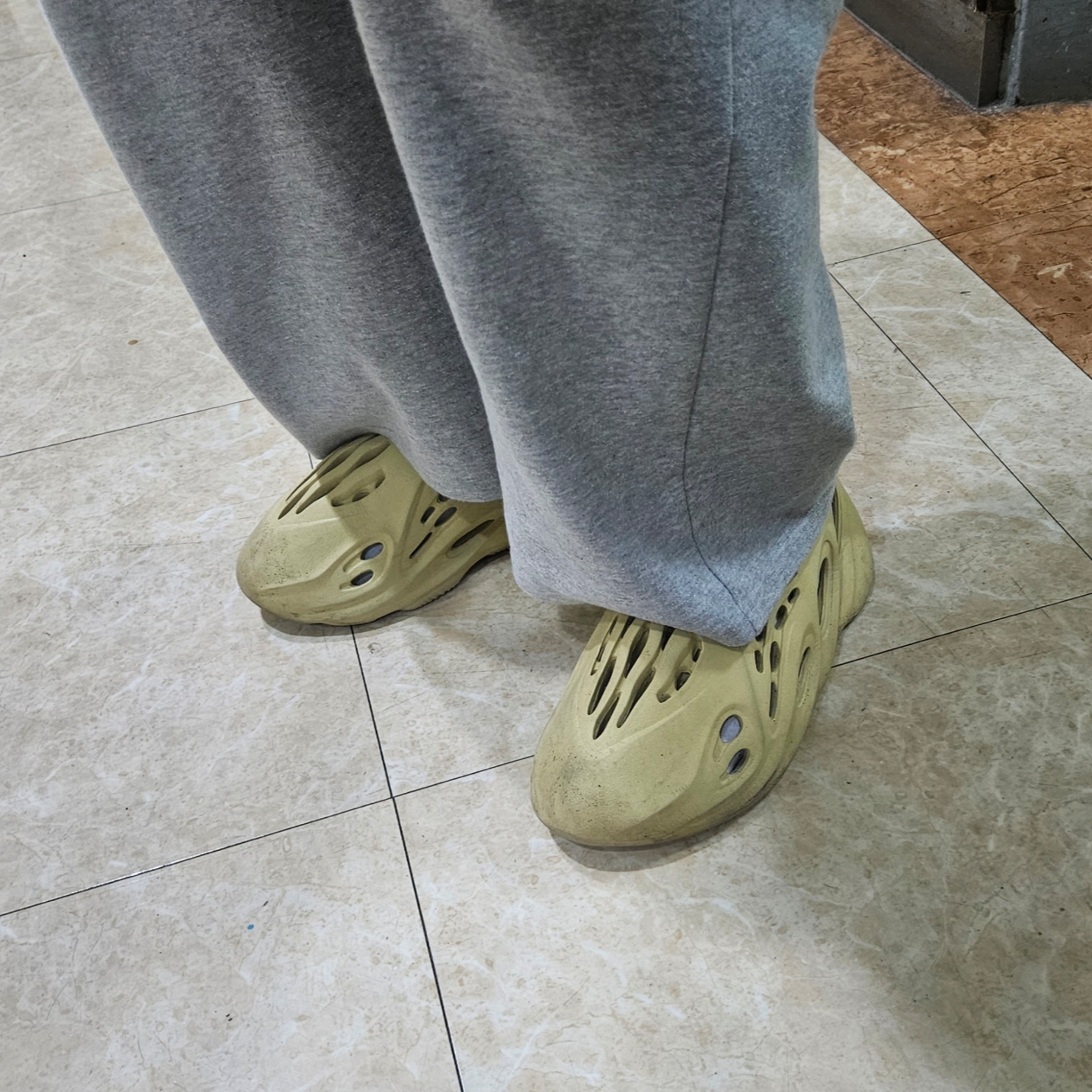 Adidas Yeezy Foam RNNR Sulfur 착용 스타일
