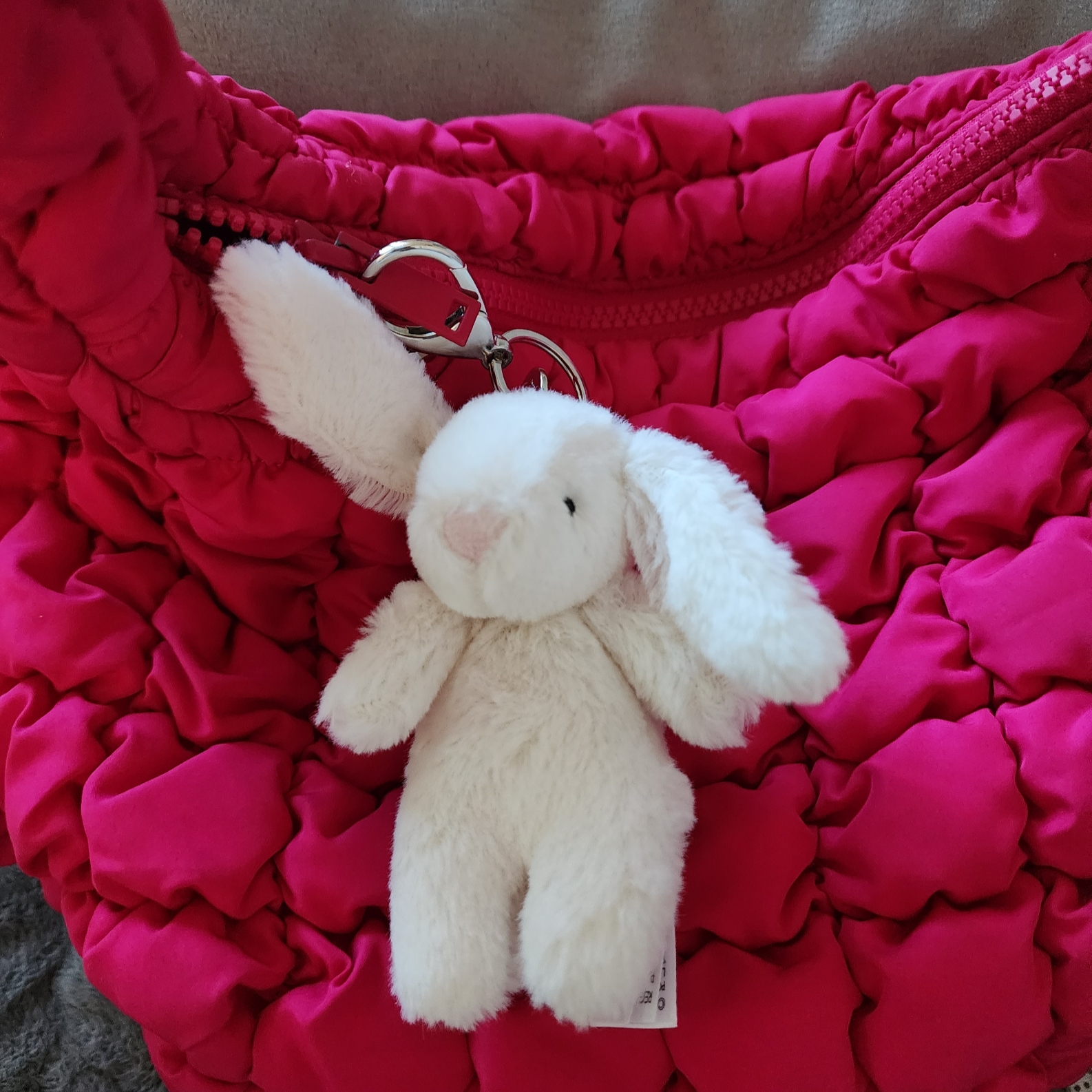 Jellycat Bashful Bunny Bag Charm Cream 착용 스타일