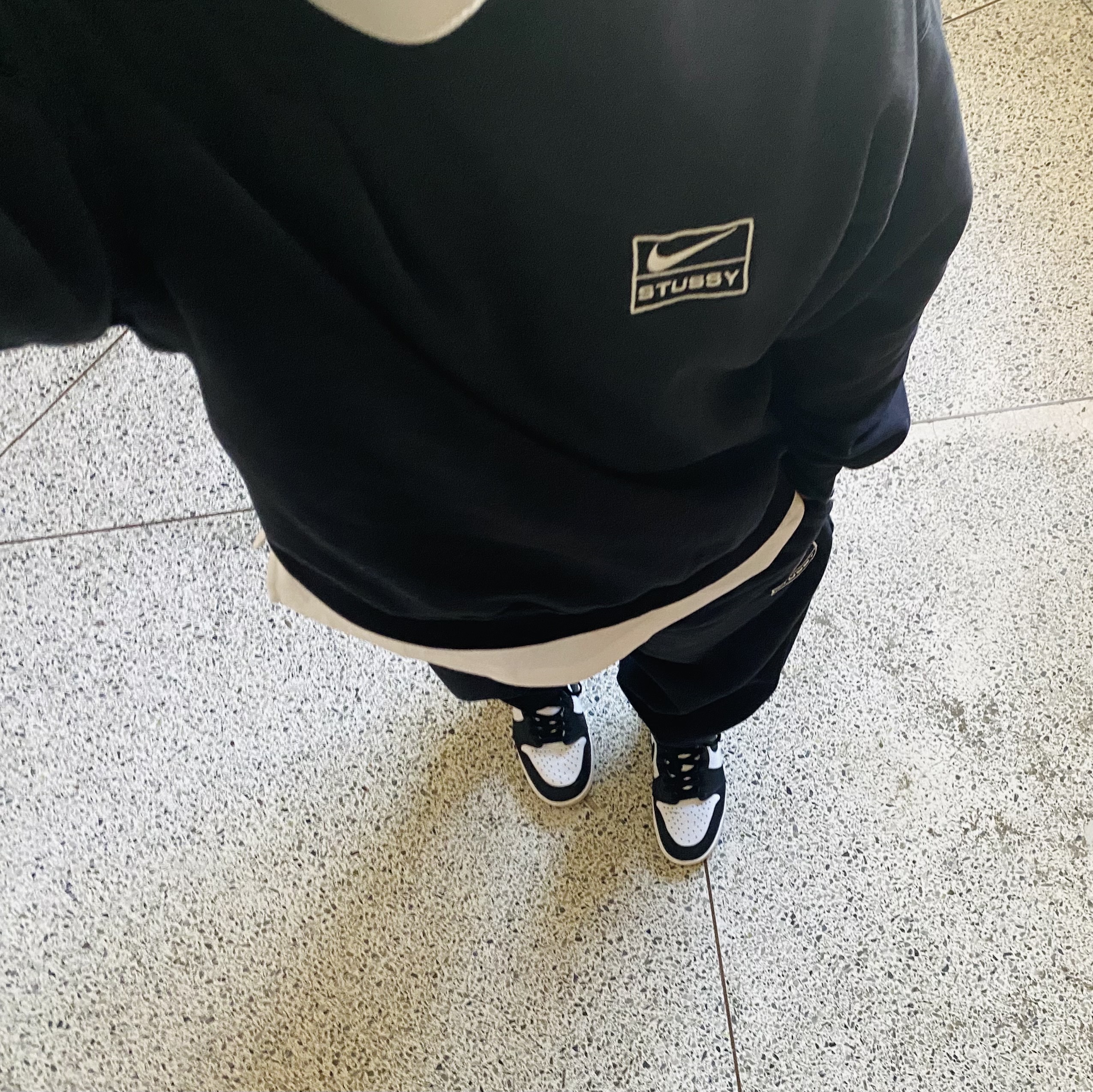 Nike x Stussy NRG Washed Fleece Crewneck Black (DO5310-010), Nike x Stussy NRG Washed Fleece Pants Black (DO5296-010) 착용 스타일