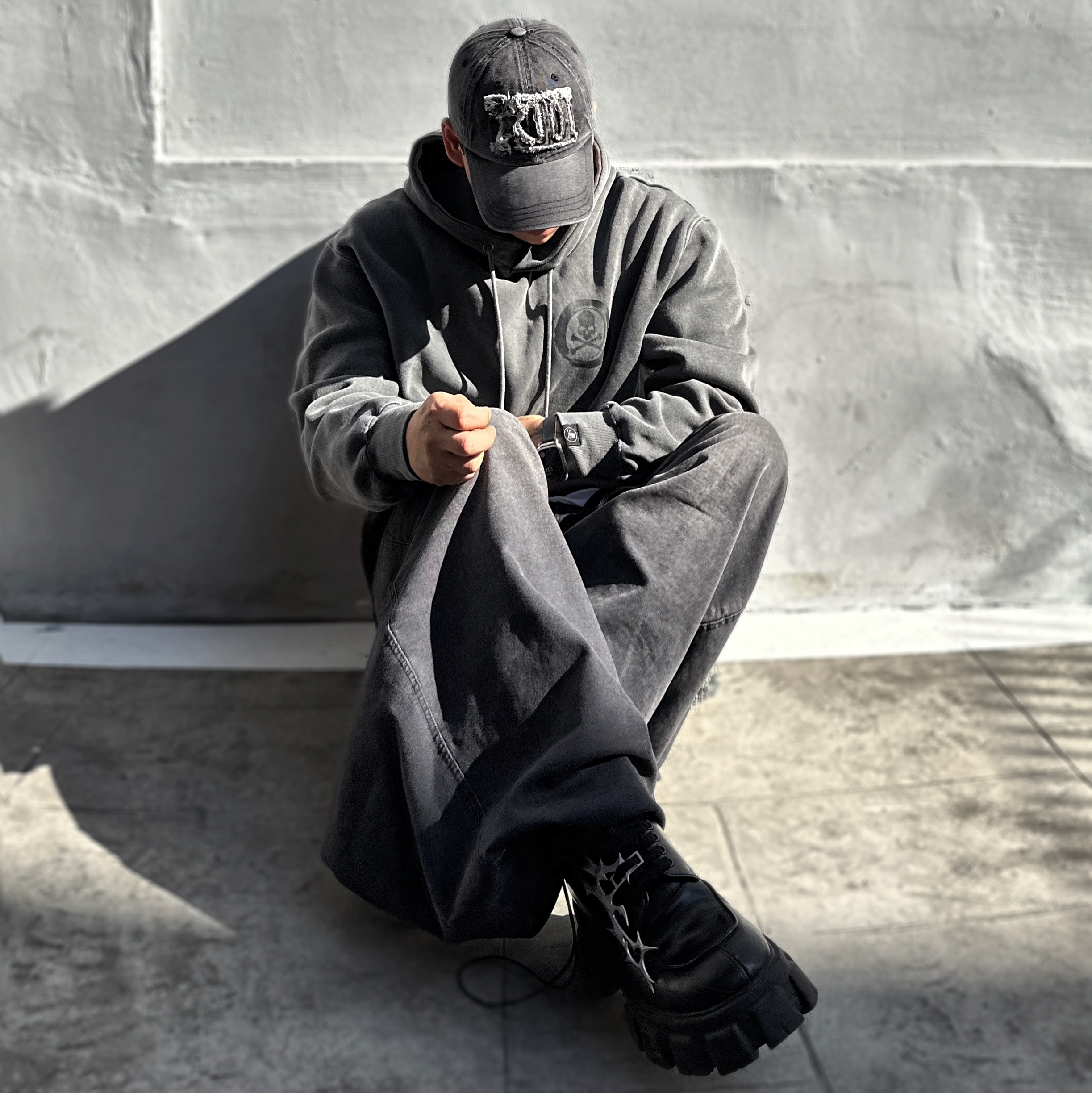 Test Artifact TASH Dubre 001 Steel, Prada Monolith Nuanced Brushed Leather Lace-Up Shoes Black Silver 착용 스타일 - 1