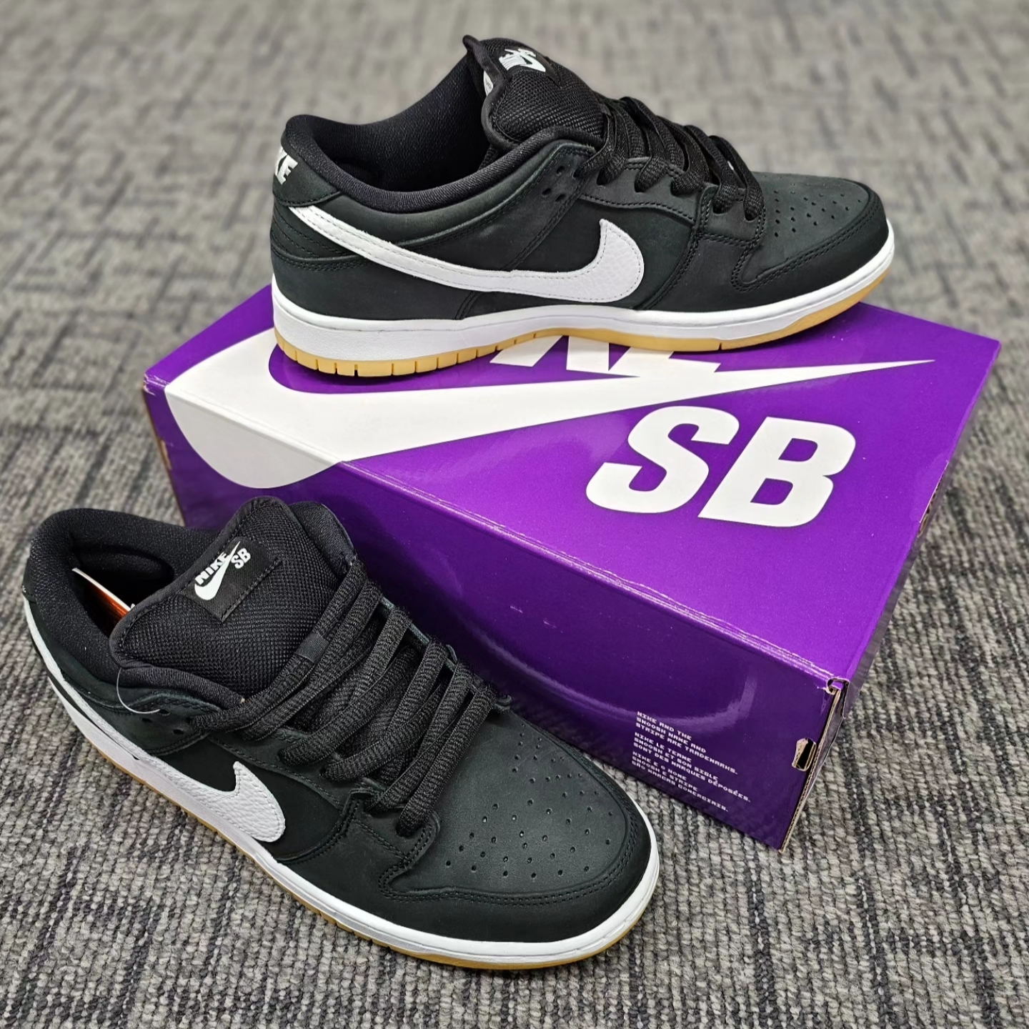 Nike SB Dunk Low Pro Black White 착용 스타일 - 6