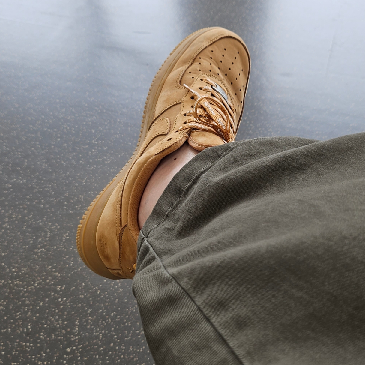 Nike x Supreme Air Force 1 Low Flax 착용 스타일