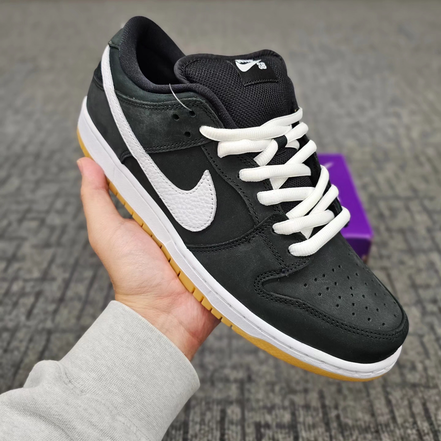 Nike SB Dunk Low Pro Black White 착용 스타일 - 2