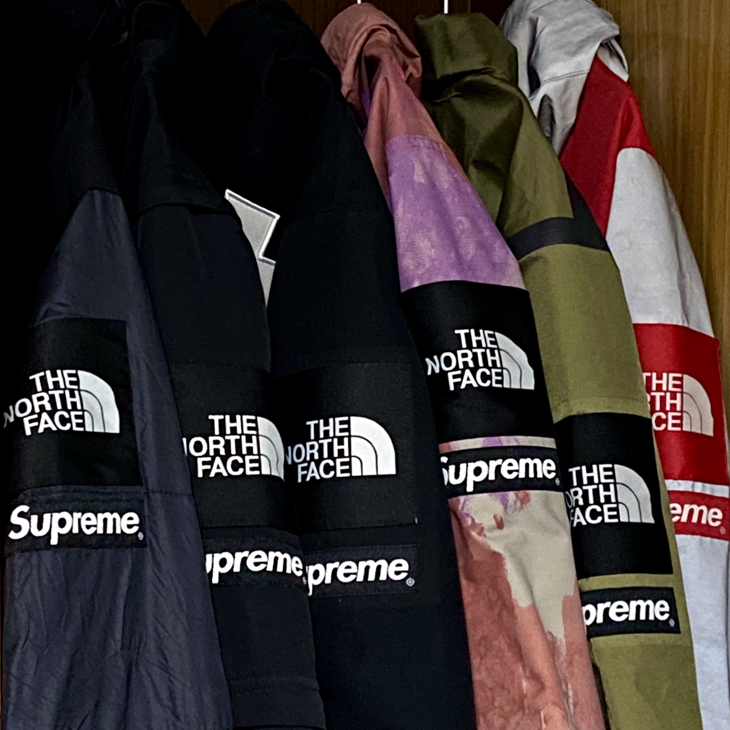 Supreme x The North Face Statue of Liberty Baltoro Jacket Black - 19FW, Supreme x The North Face Trekking Convertible Jacket Black - 22SS 착용 스타일