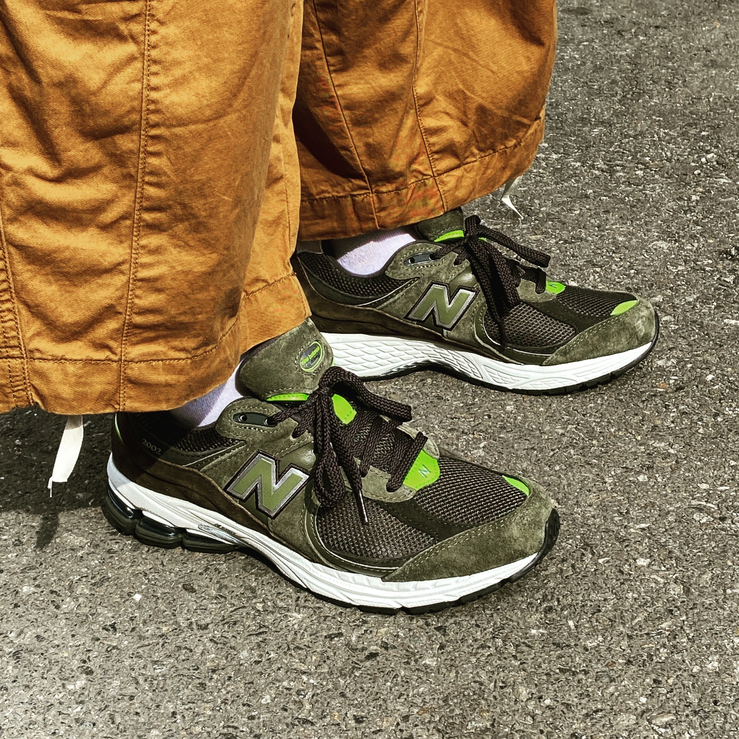 New Balance 2002R Khaki Brown 착용 스타일