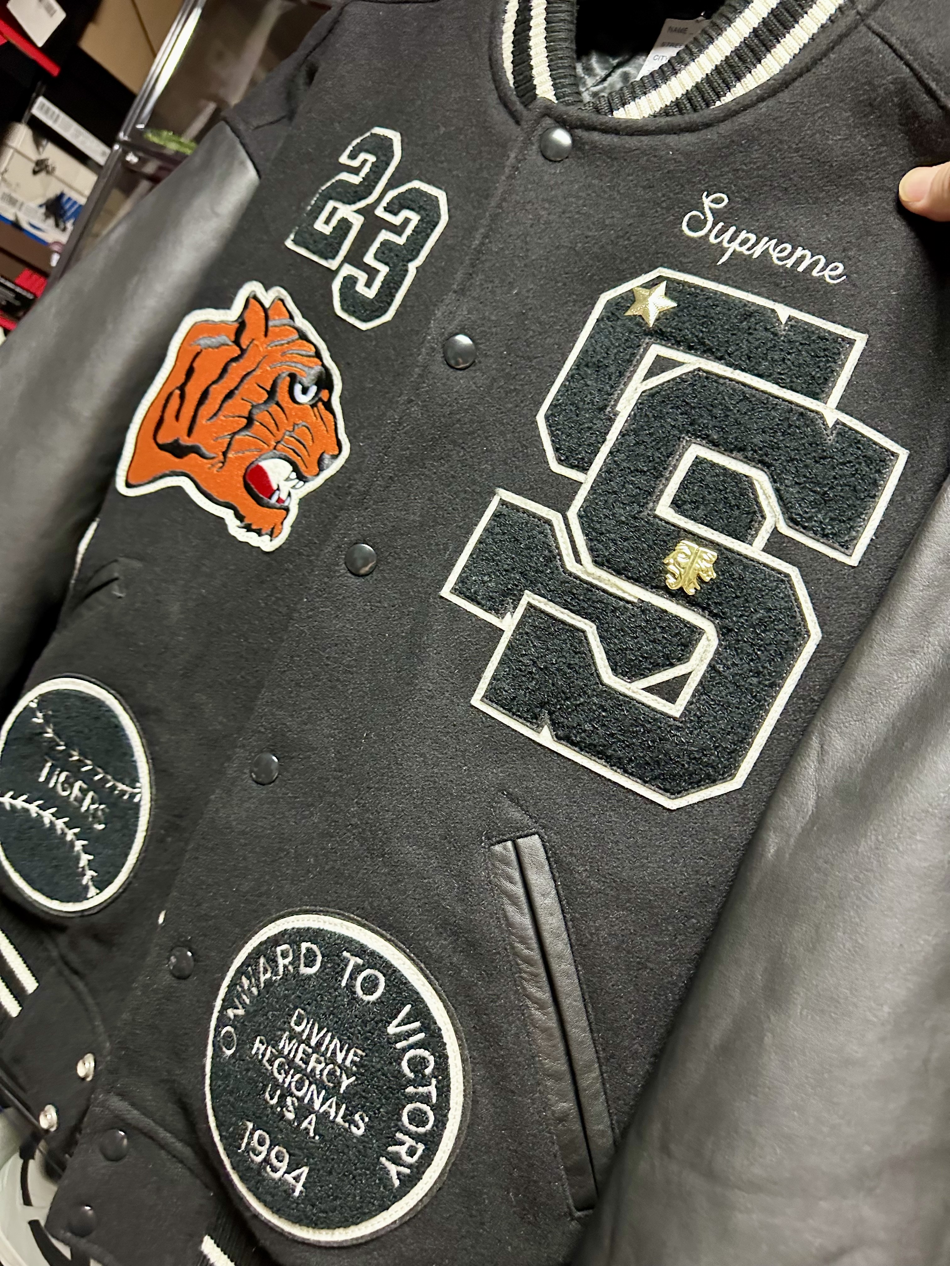 Supreme Tiger Varsity Jacket Black - 23FW 착용 스타일 - 3