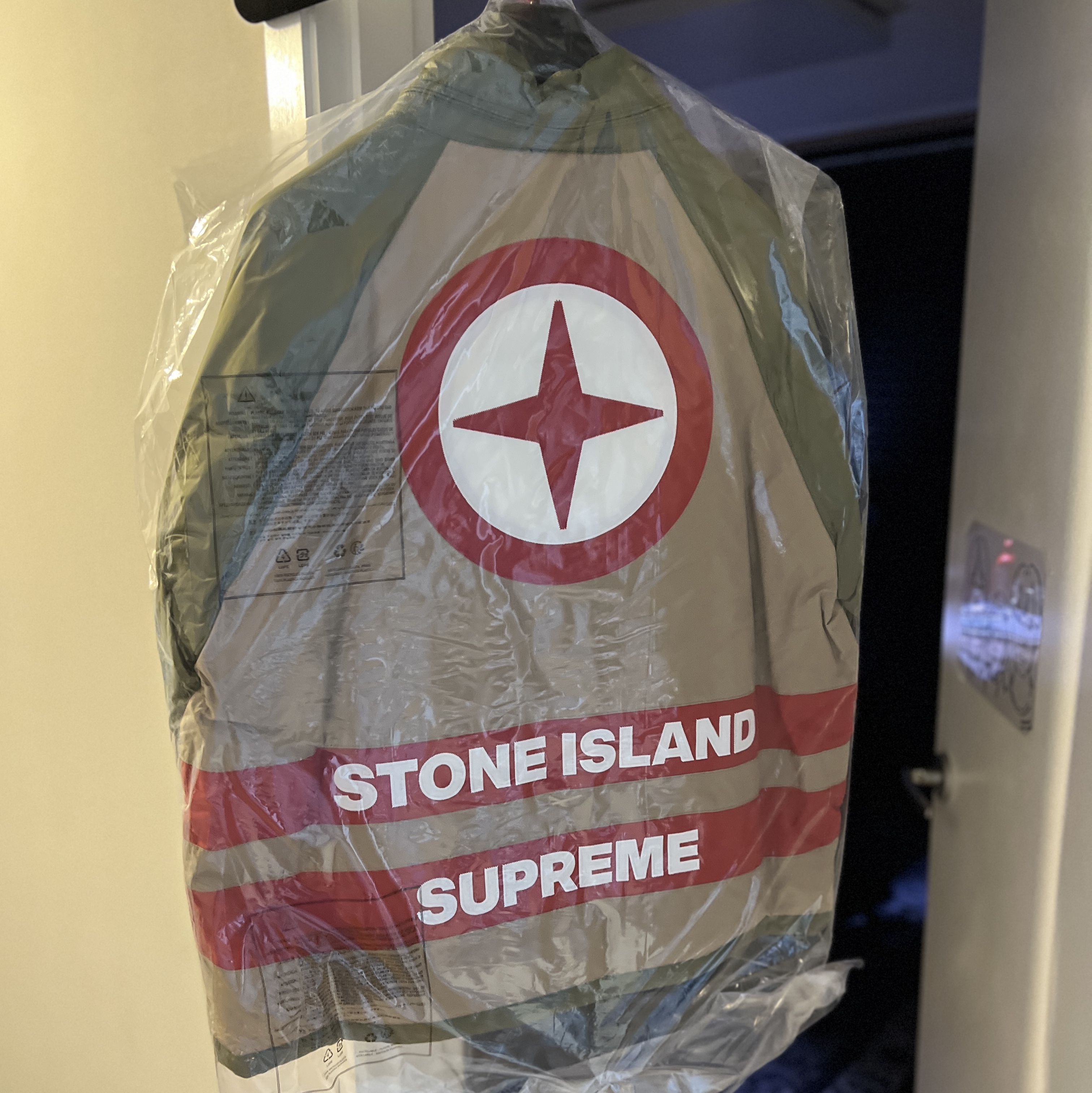 Supreme x Stone Island Reversible Down Puffer Jacket Olive - 23FW 착용 스타일 - 1