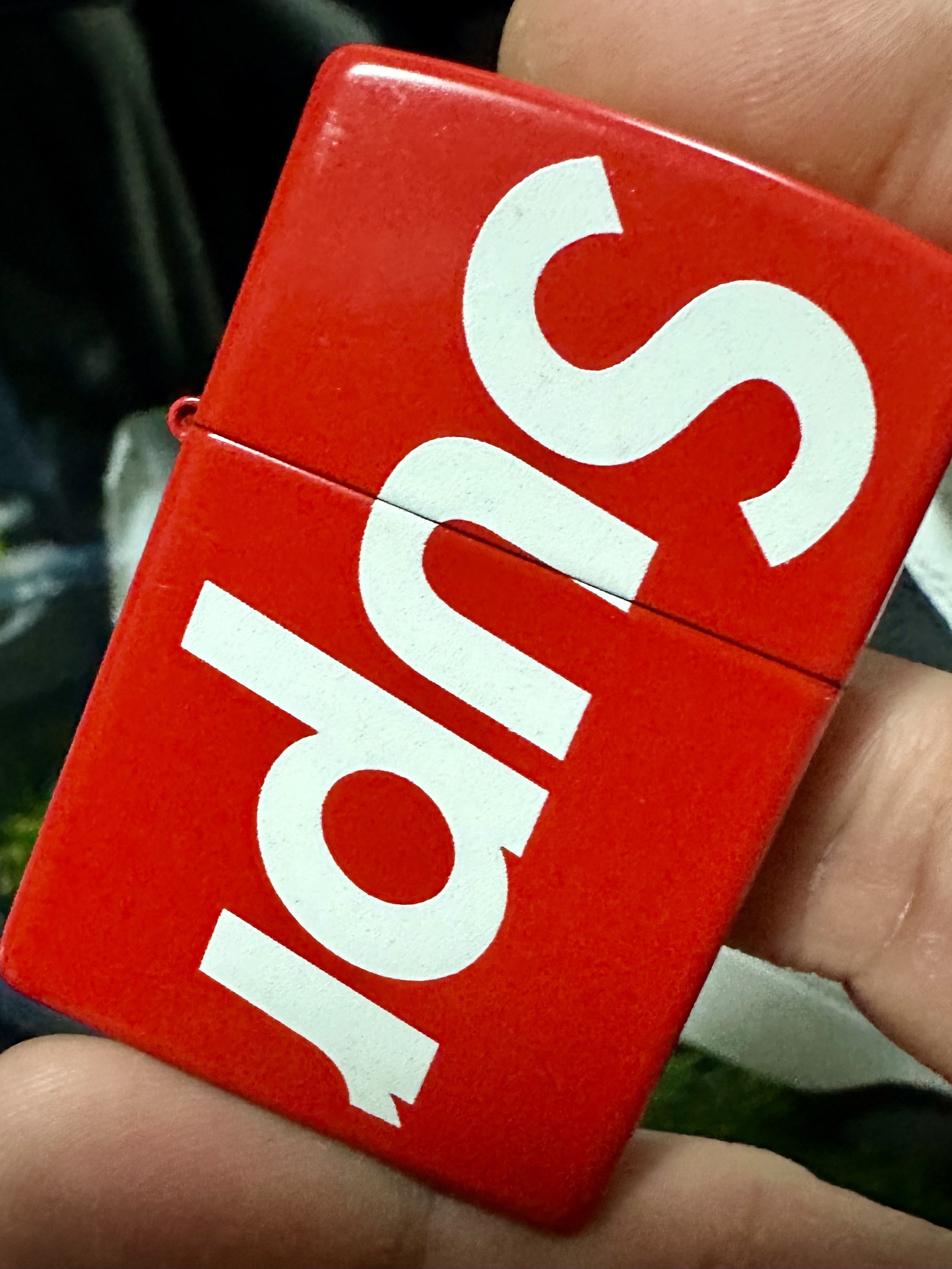 Supreme Logo Zippo Red 착용 스타일 - 1