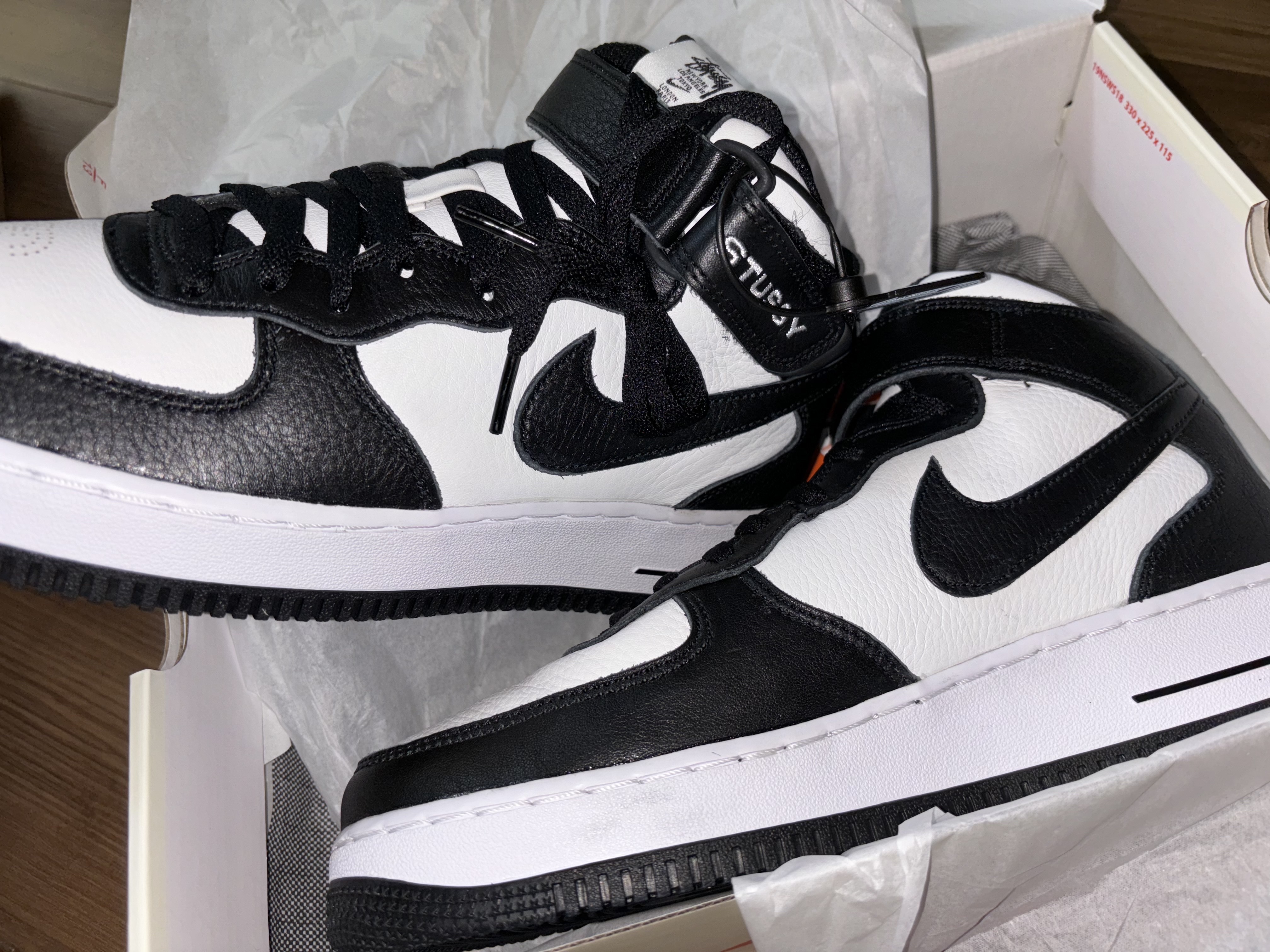 Nike x Stussy Air Force 1 '07 Mid SP Black and Light Bone 착용 스타일 - 1