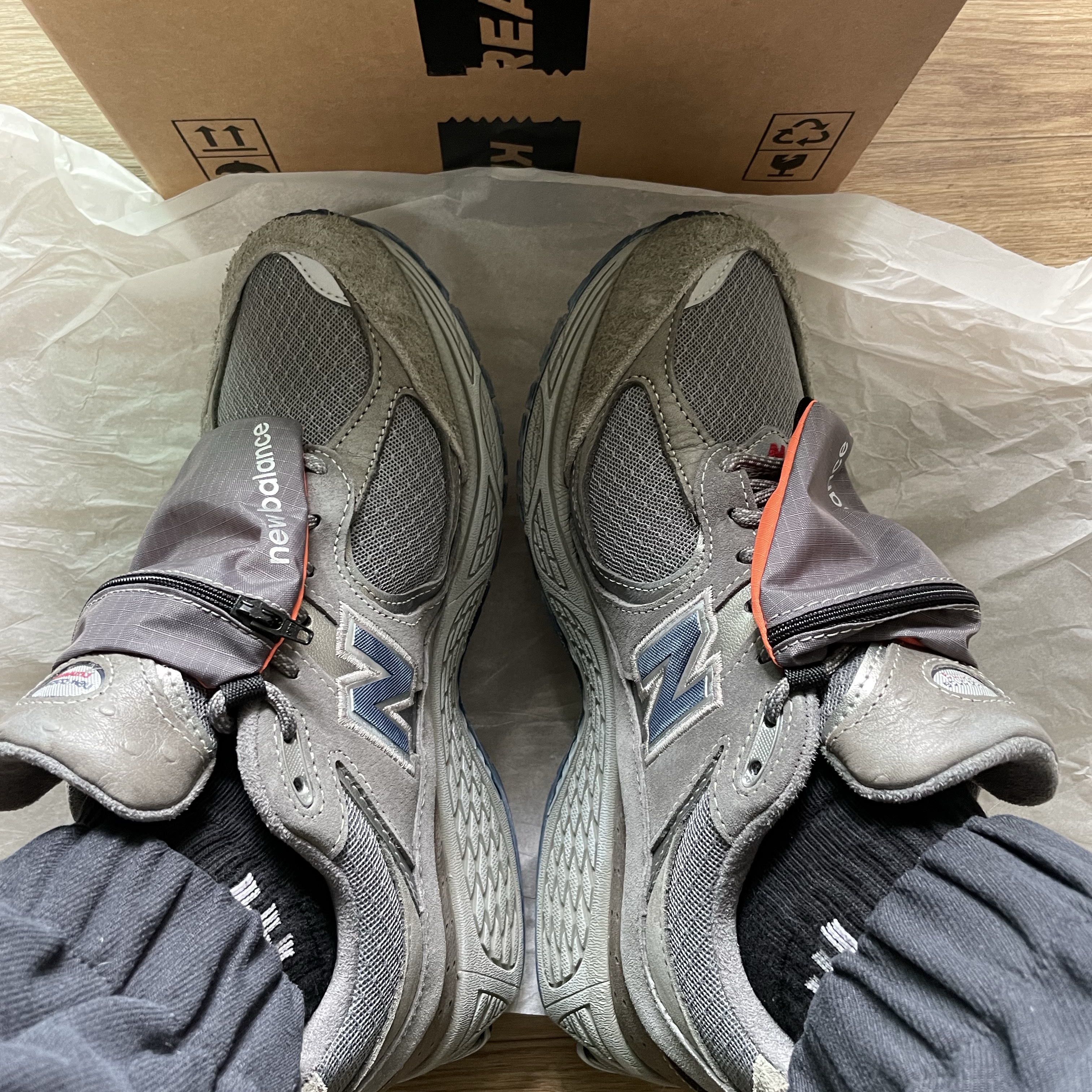 New Balance 2002R Premium Vintage Grey 착용 스타일