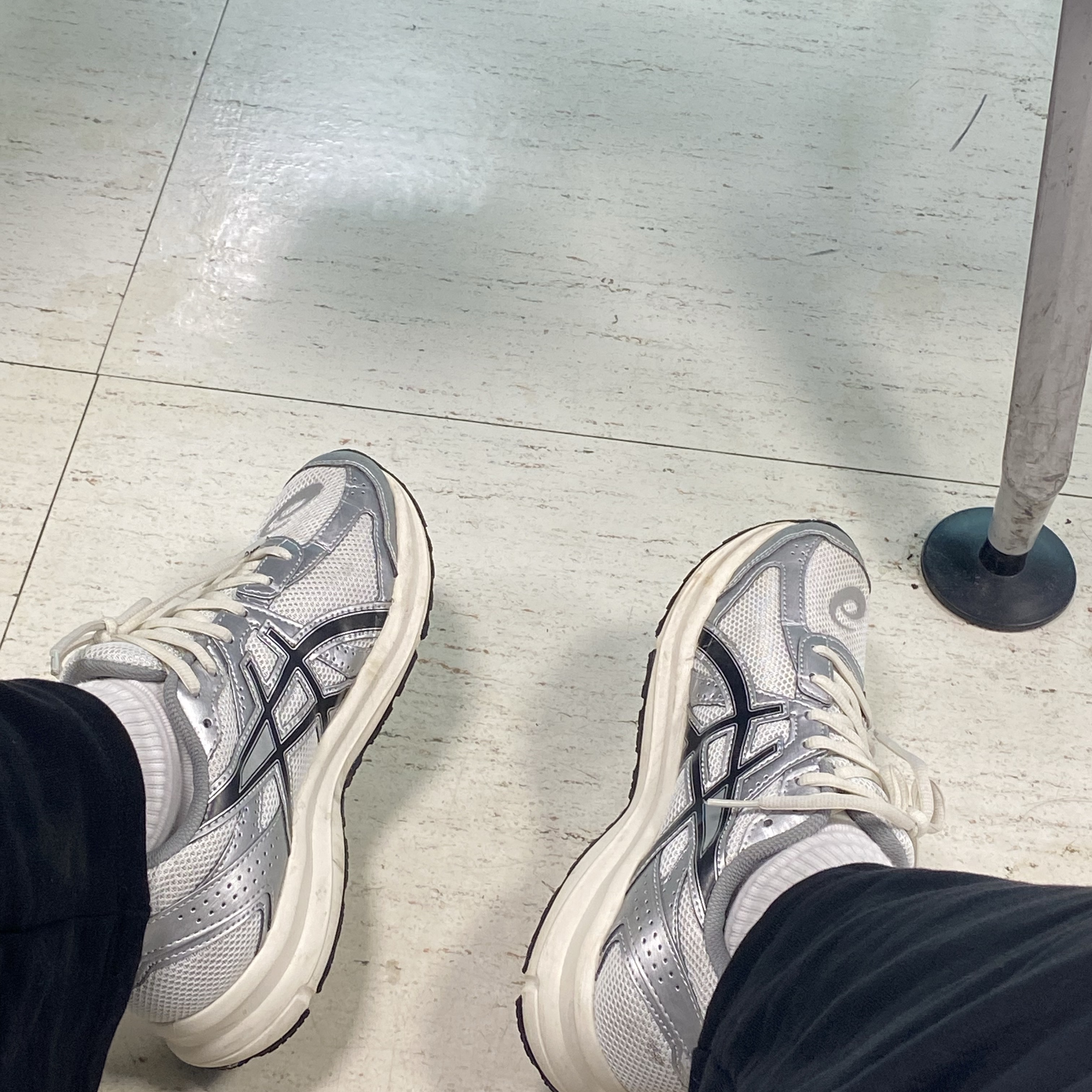 Asics Jog 100 S White Black - 2E Wide 착용 스타일