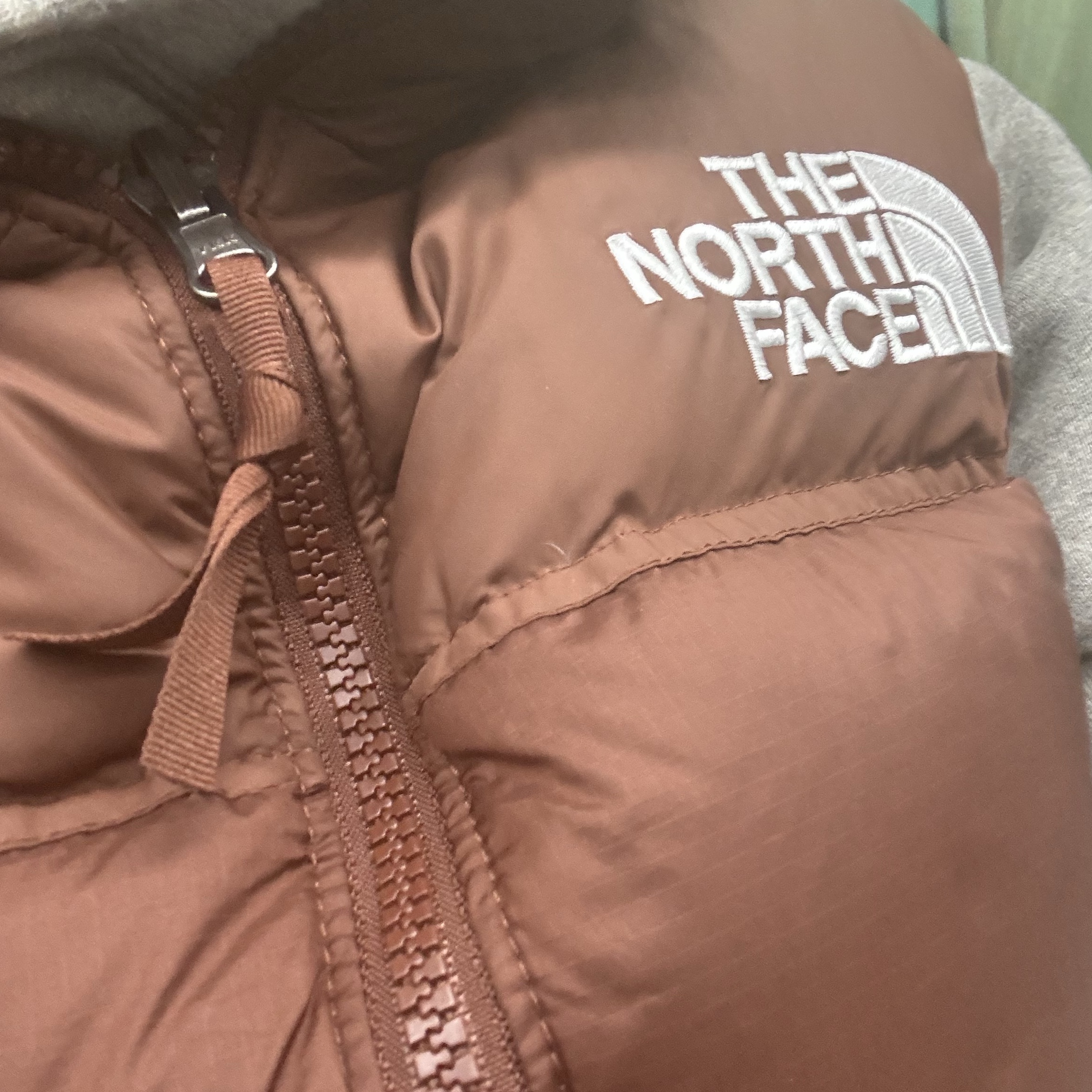The North Face 1996 Retro Nuptse Vest Dark Oak 착용 스타일