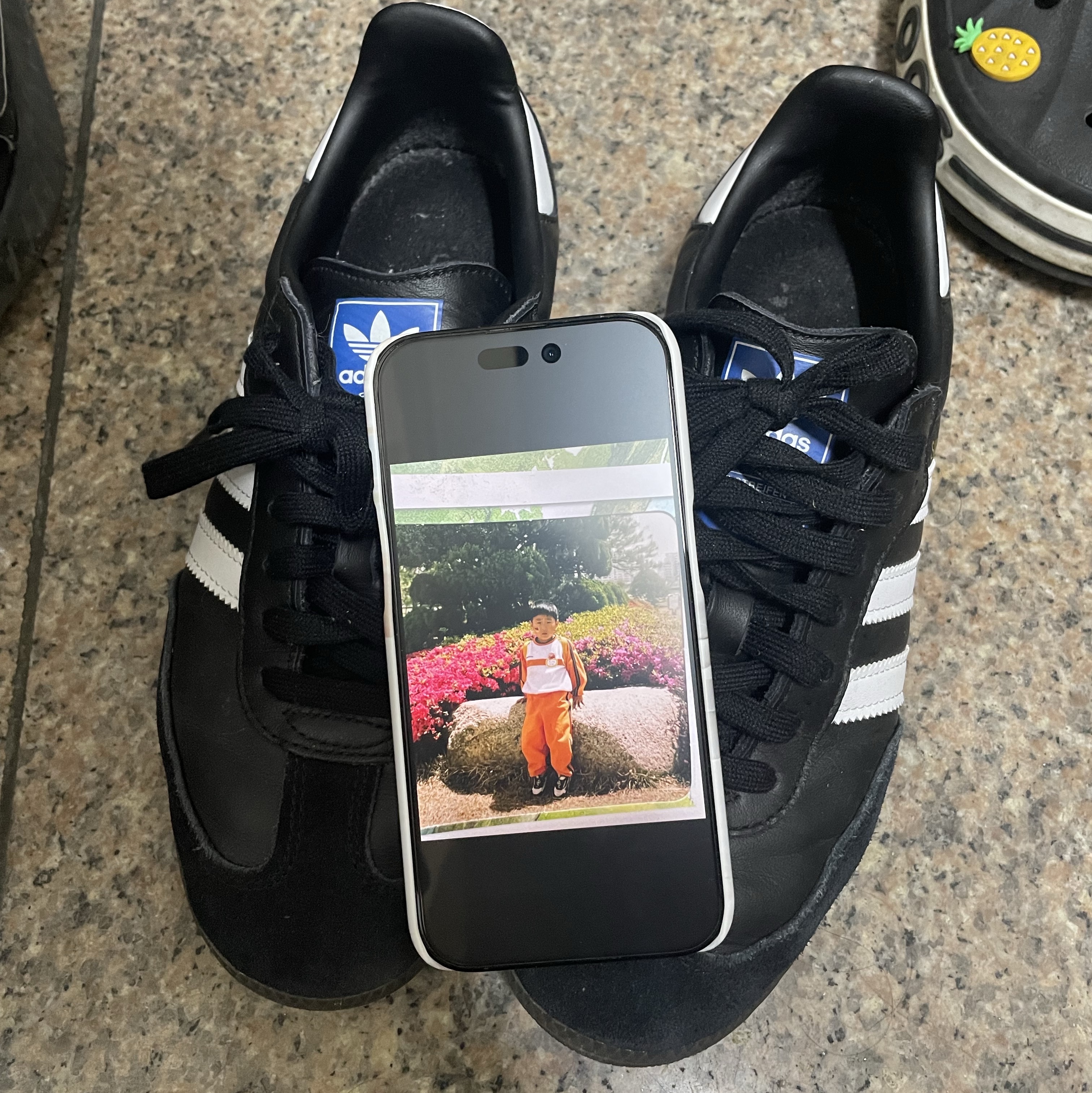 Adidas Samba OG Black White Gum, Apple iPhone 14 Pro Max 256GB Space Black (Korean Ver.) 착용 스타일