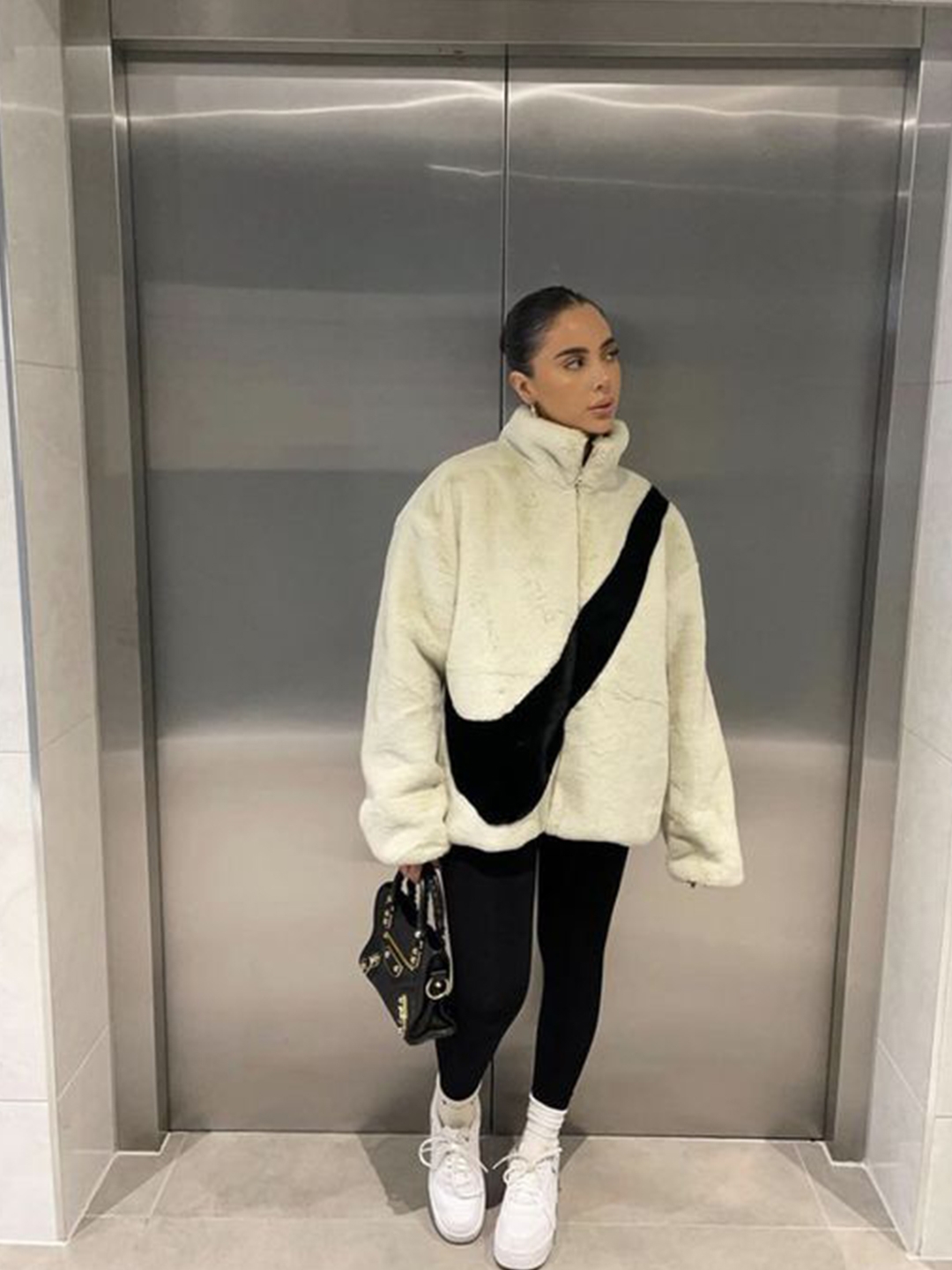 (W) Nike NSW Faux Fur Jacket Fossil - Asia, (W) Nike NSW Faux Fur Jacket Black - Asia 착용 스타일 - 2