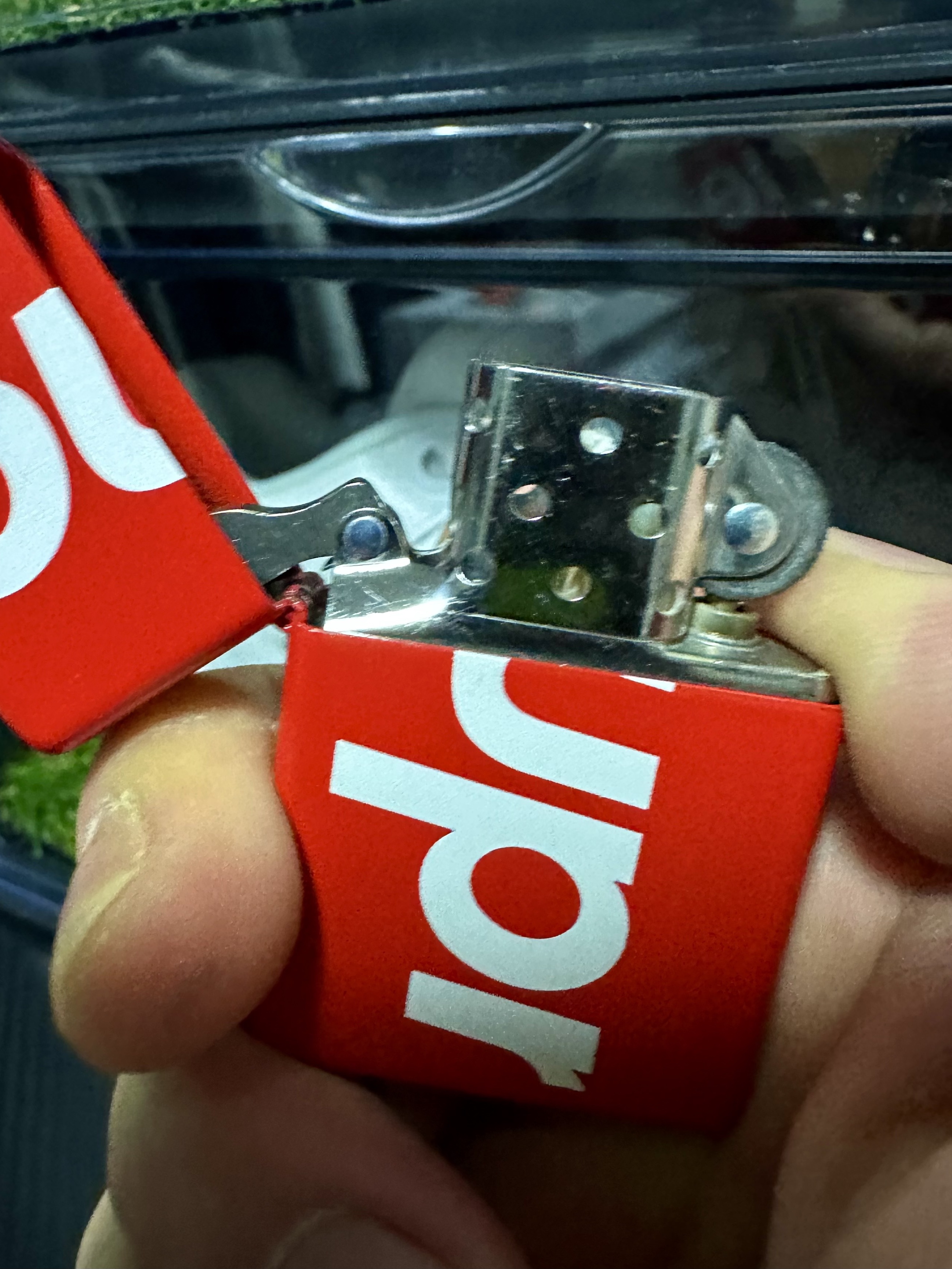 Supreme Logo Zippo Red 착용 스타일 - 3