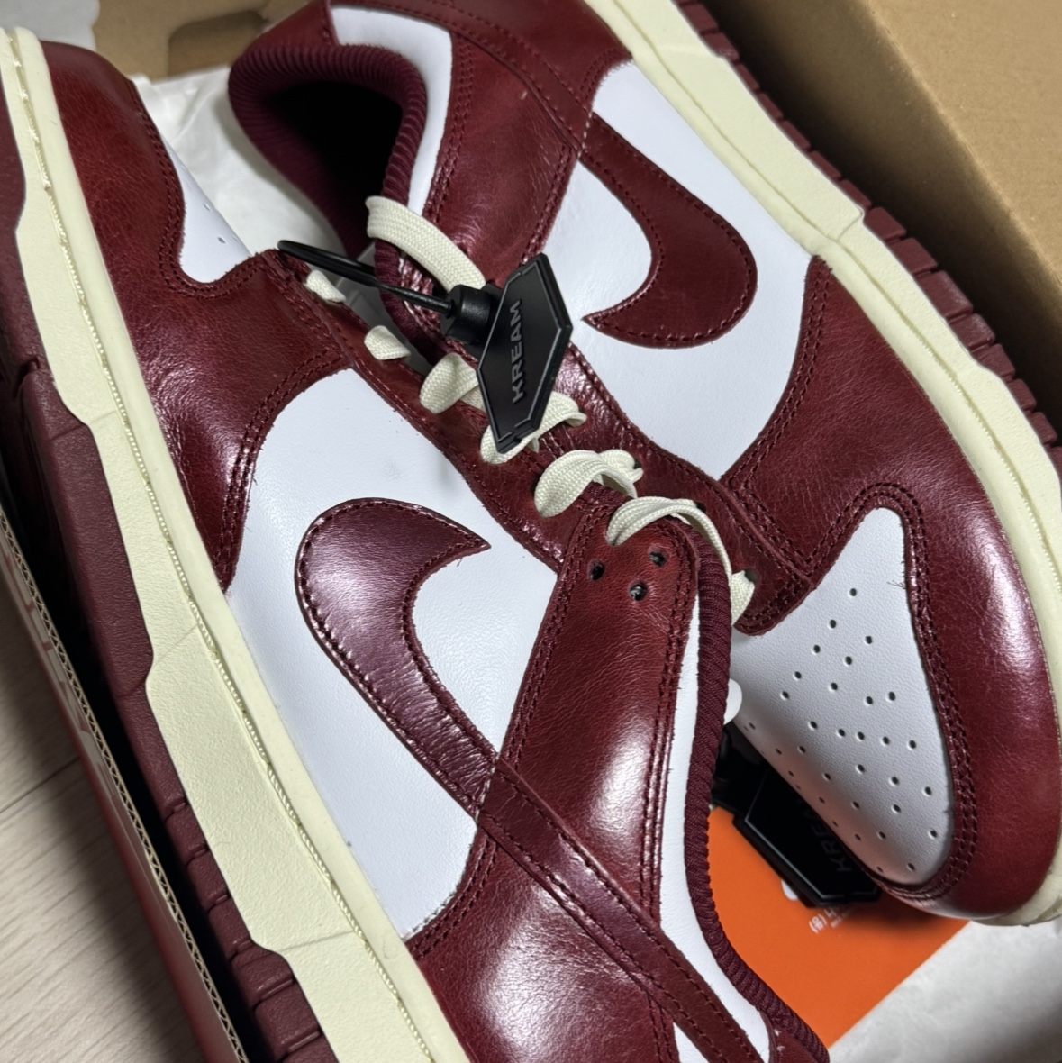 (W) Nike Dunk Low Retro PRM Team Red and White 착용 스타일