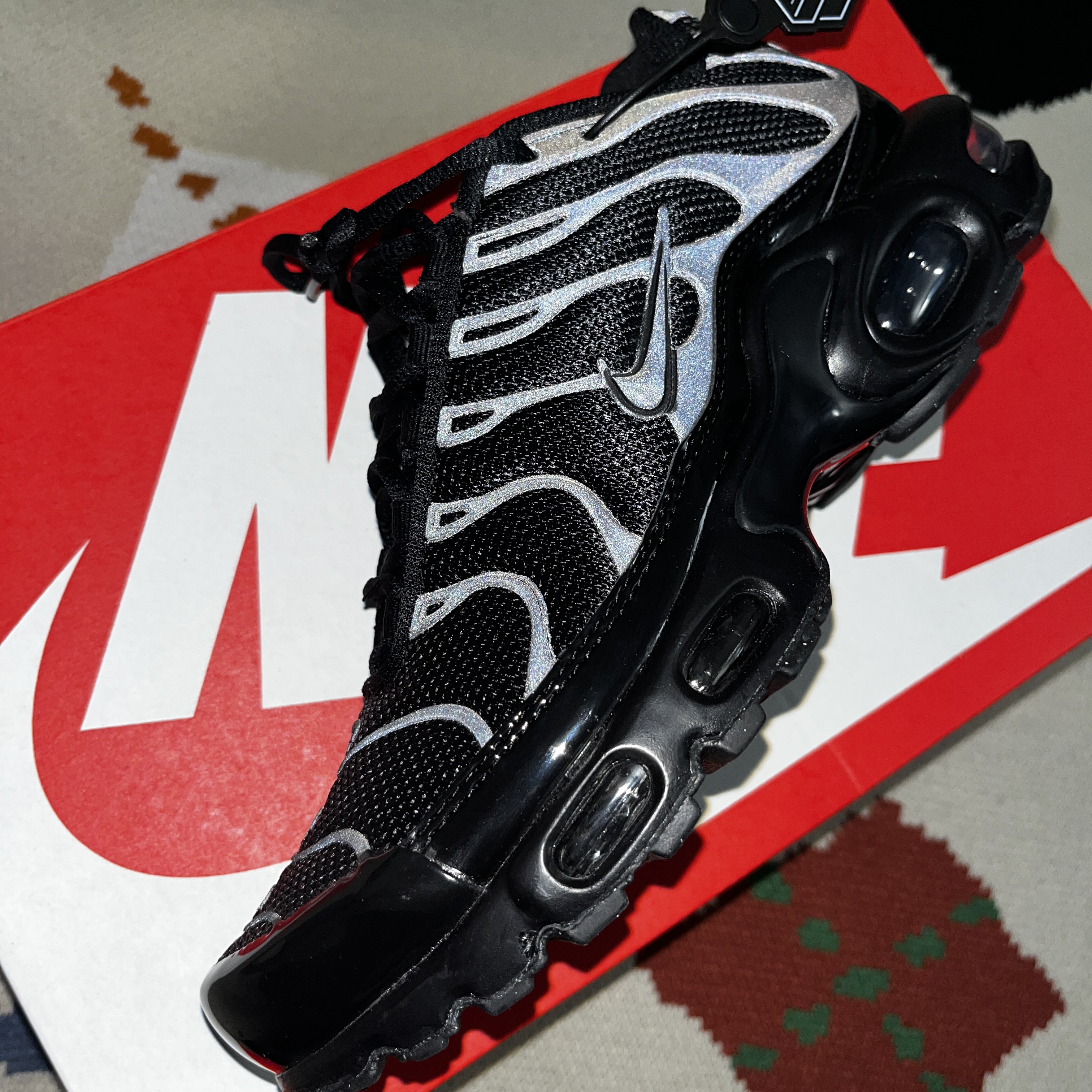 (W) Nike Air Max Plus Triple Black 착용 스타일 - 4