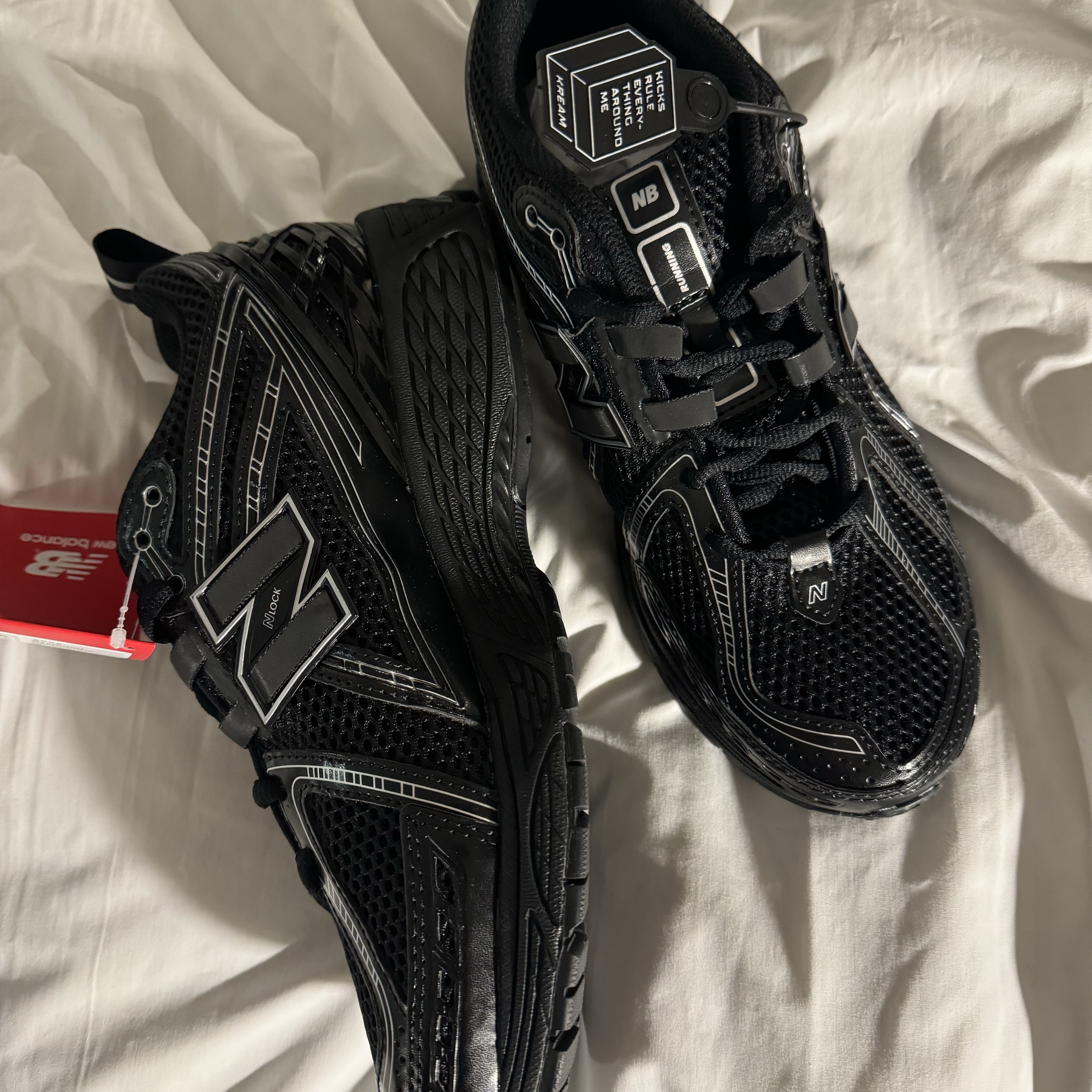 New Balance 1906R Black Silver Metallic 착용 스타일 - 1