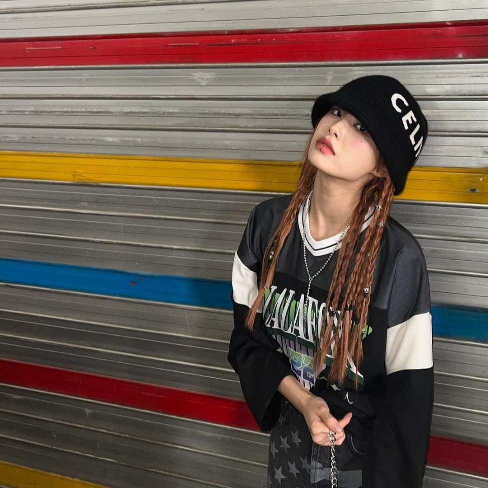 (W) Celine Cloche Bucket Hat in Seamless Cashmere Black 착용 스타일 - 3