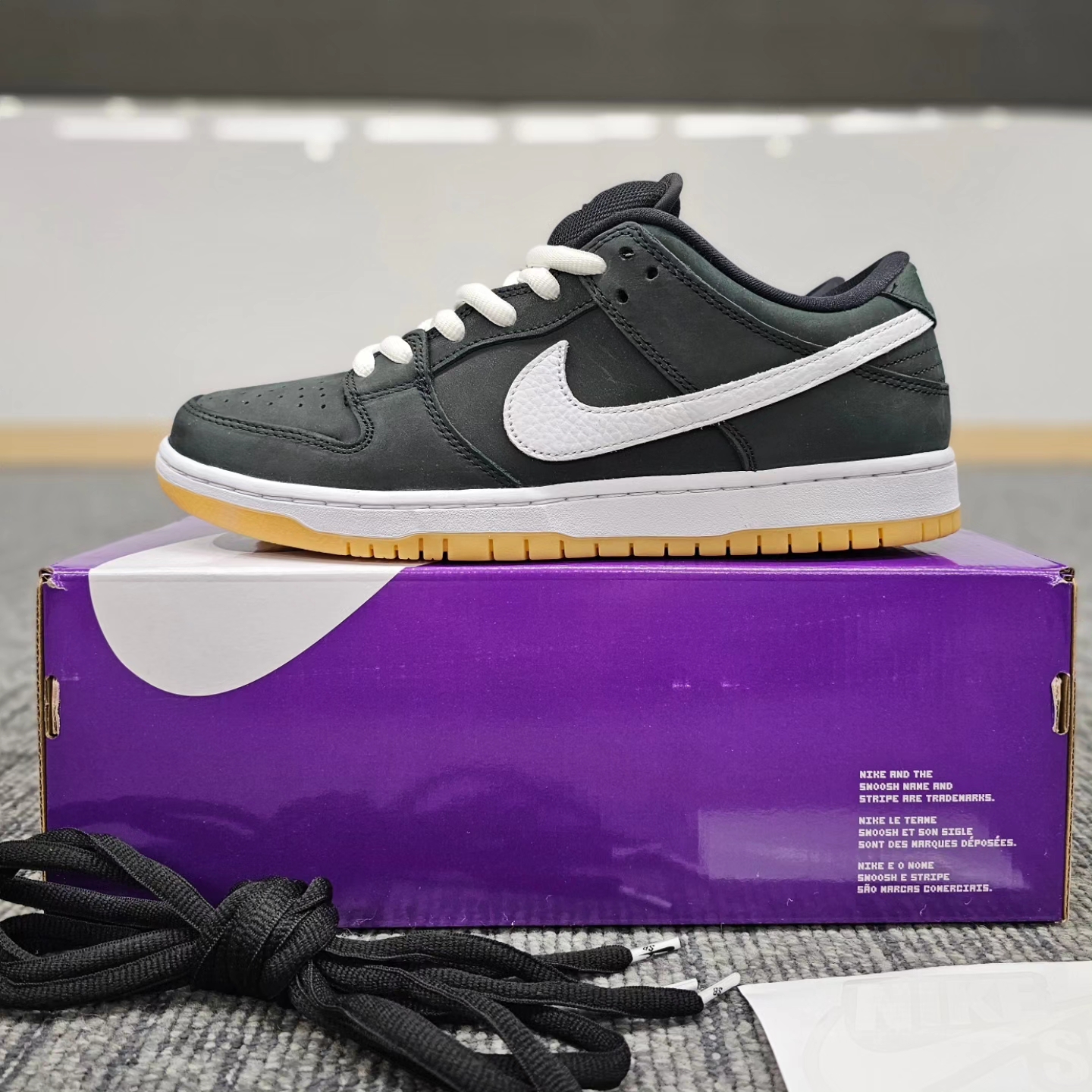 Nike SB Dunk Low Pro Black White 착용 스타일 - 4