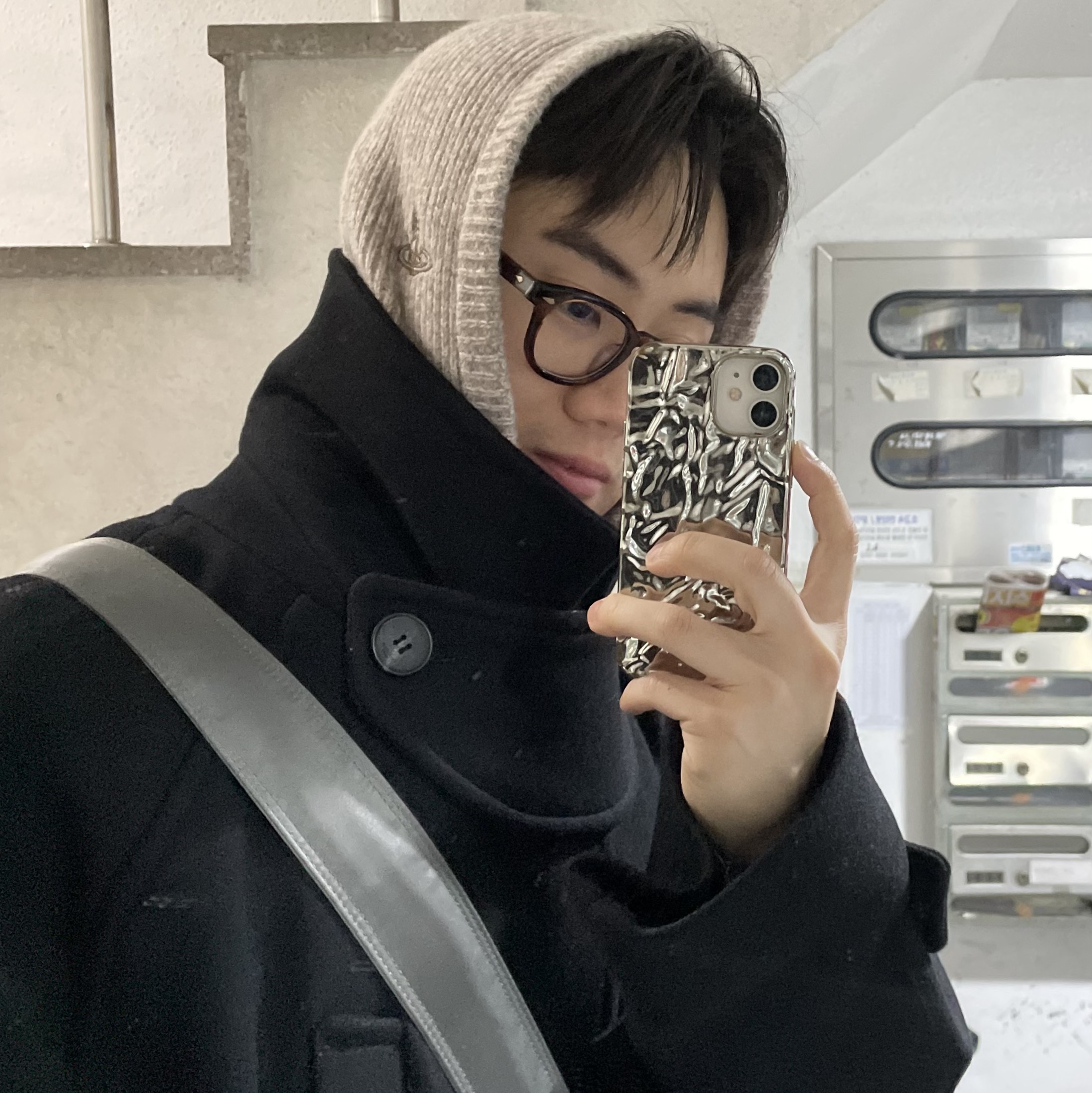(W) Vivienne Westwood Orb Logo Rib knit Balaclava Beige 착용 스타일 - 1