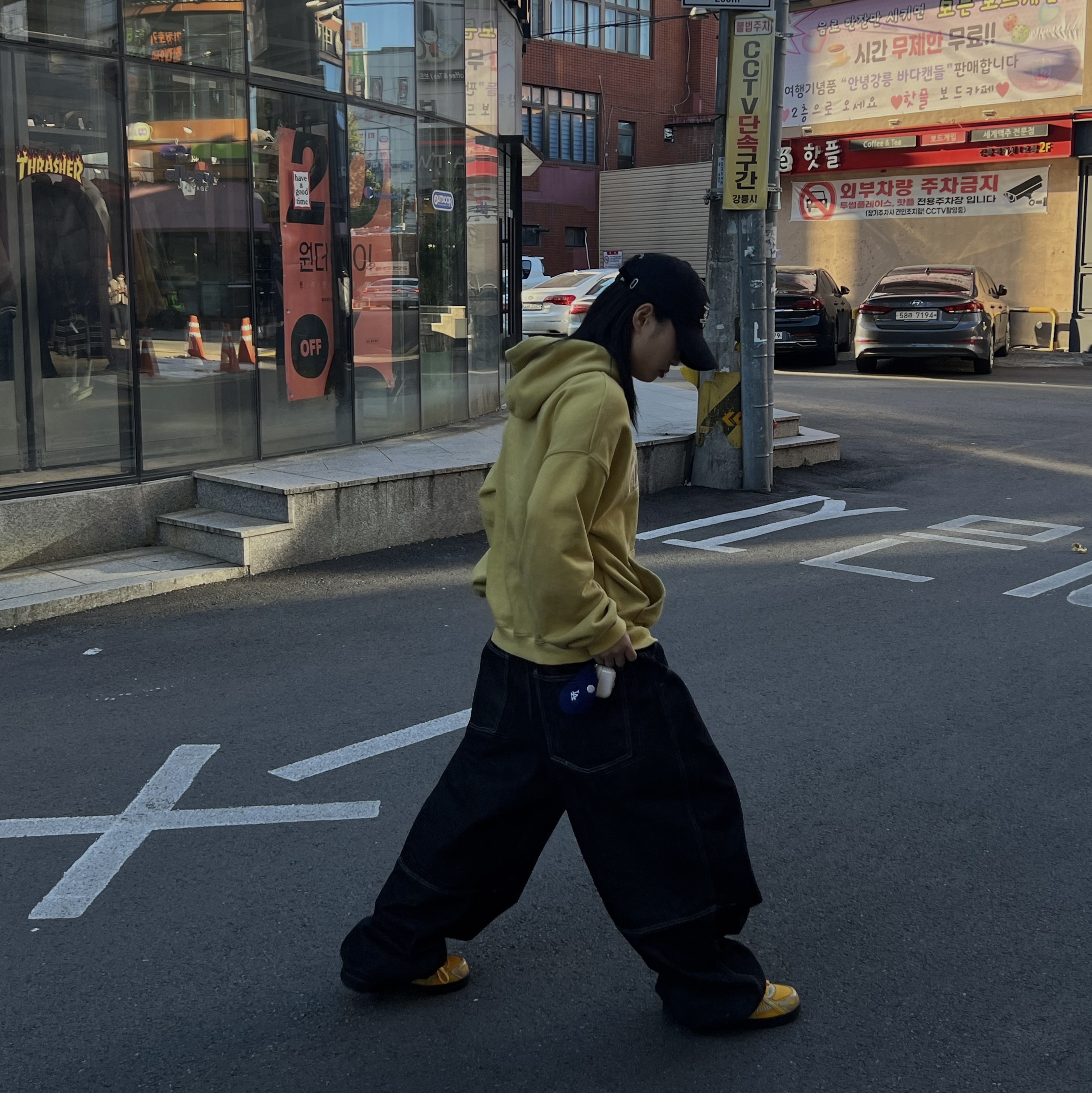 Nike x Off-White Air Rubber Dunk University Gold, Darkr8m Studio White Logo Cap 착용 스타일 - 3
