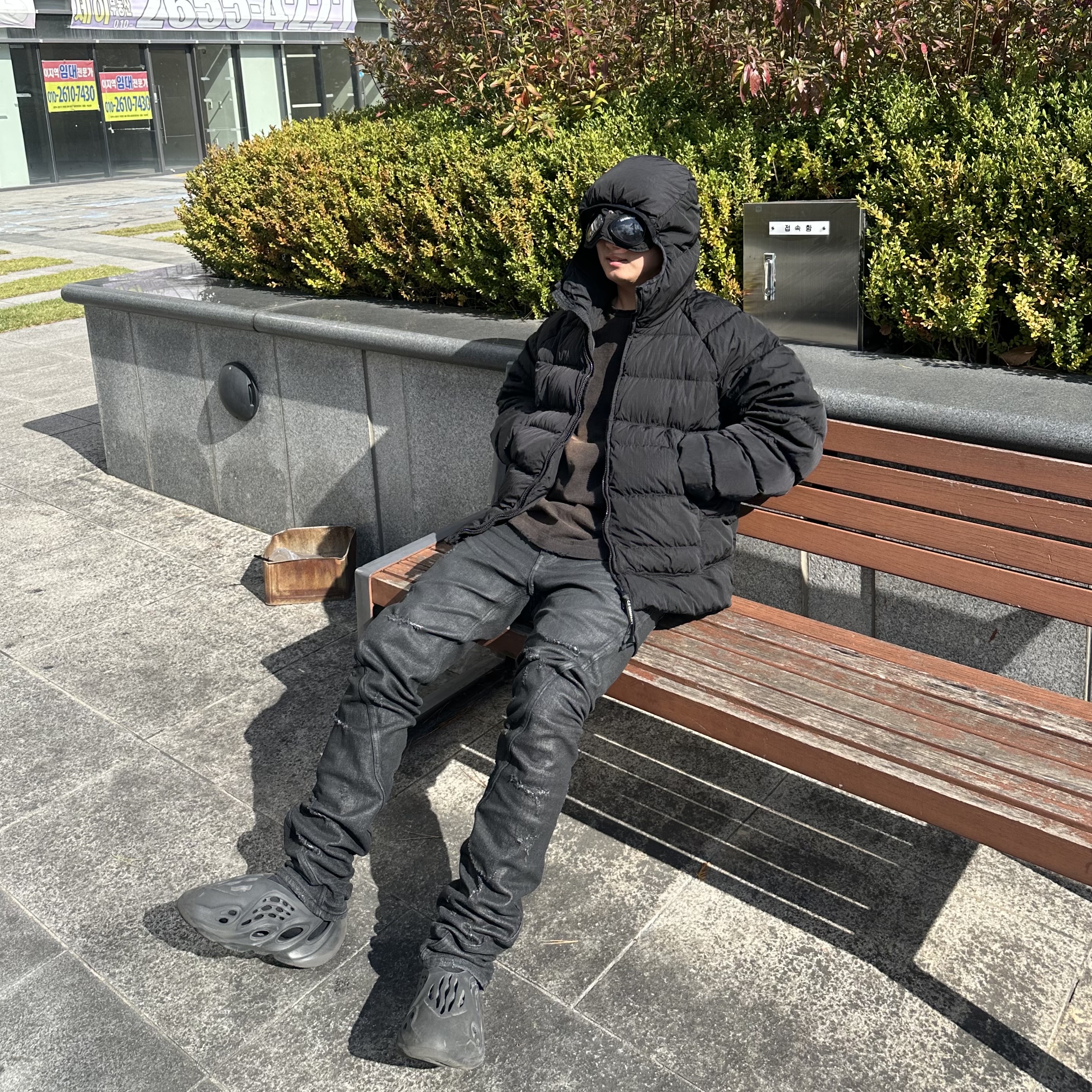 C.P. Company Eco-Chrome R Hooded Down Goggle Jacket Black - 22FW, Adidas Yeezy Foam RNNR Onyx 착용 스타일