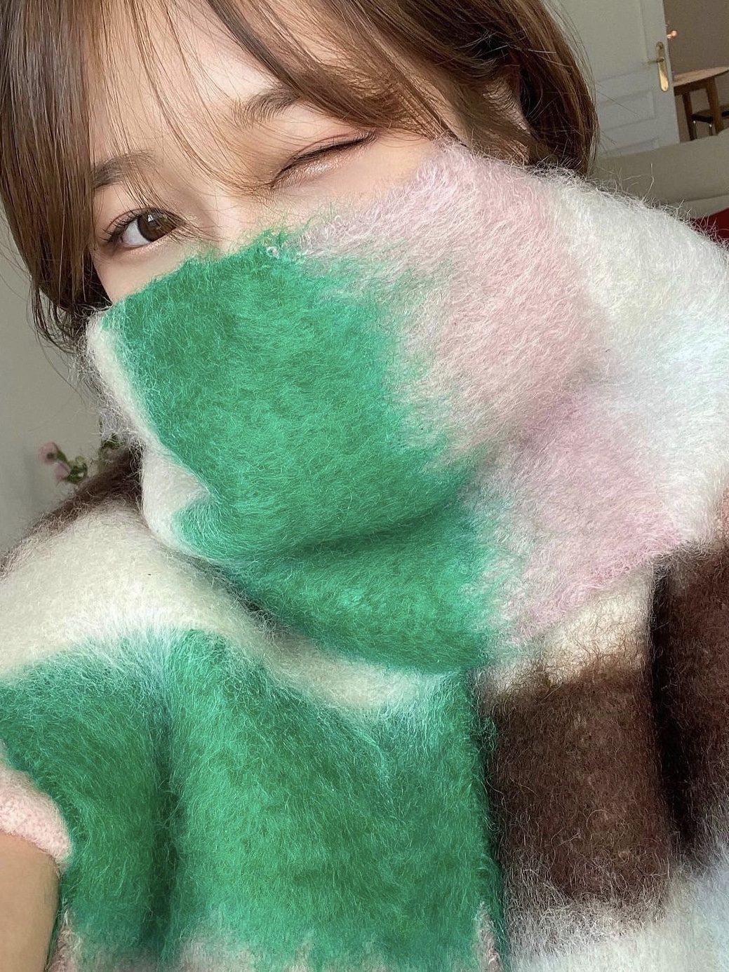 Loewe Mohair Stripe Muffler Brown Light Blue 착용 스타일 - 1