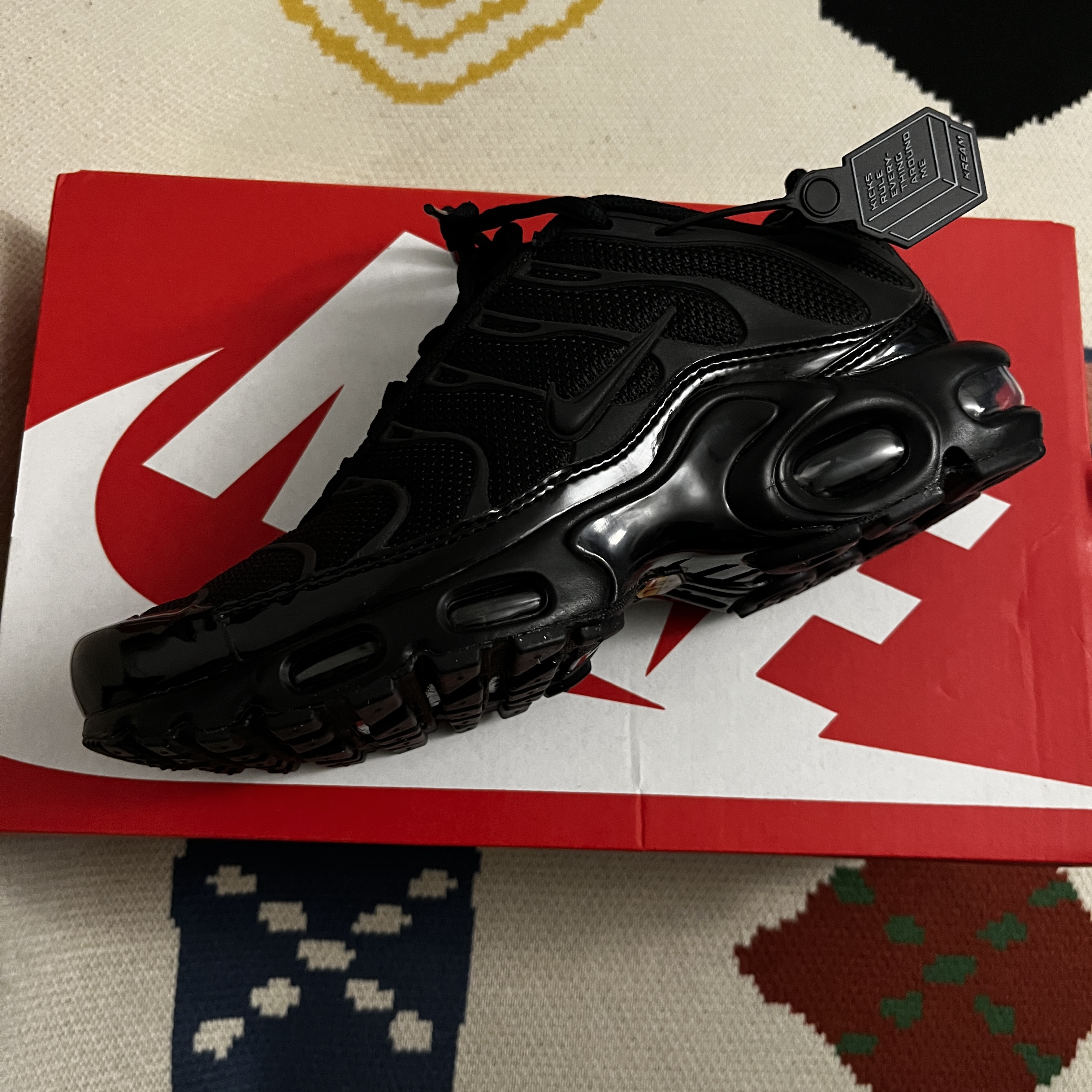 (W) Nike Air Max Plus Triple Black 착용 스타일 - 1
