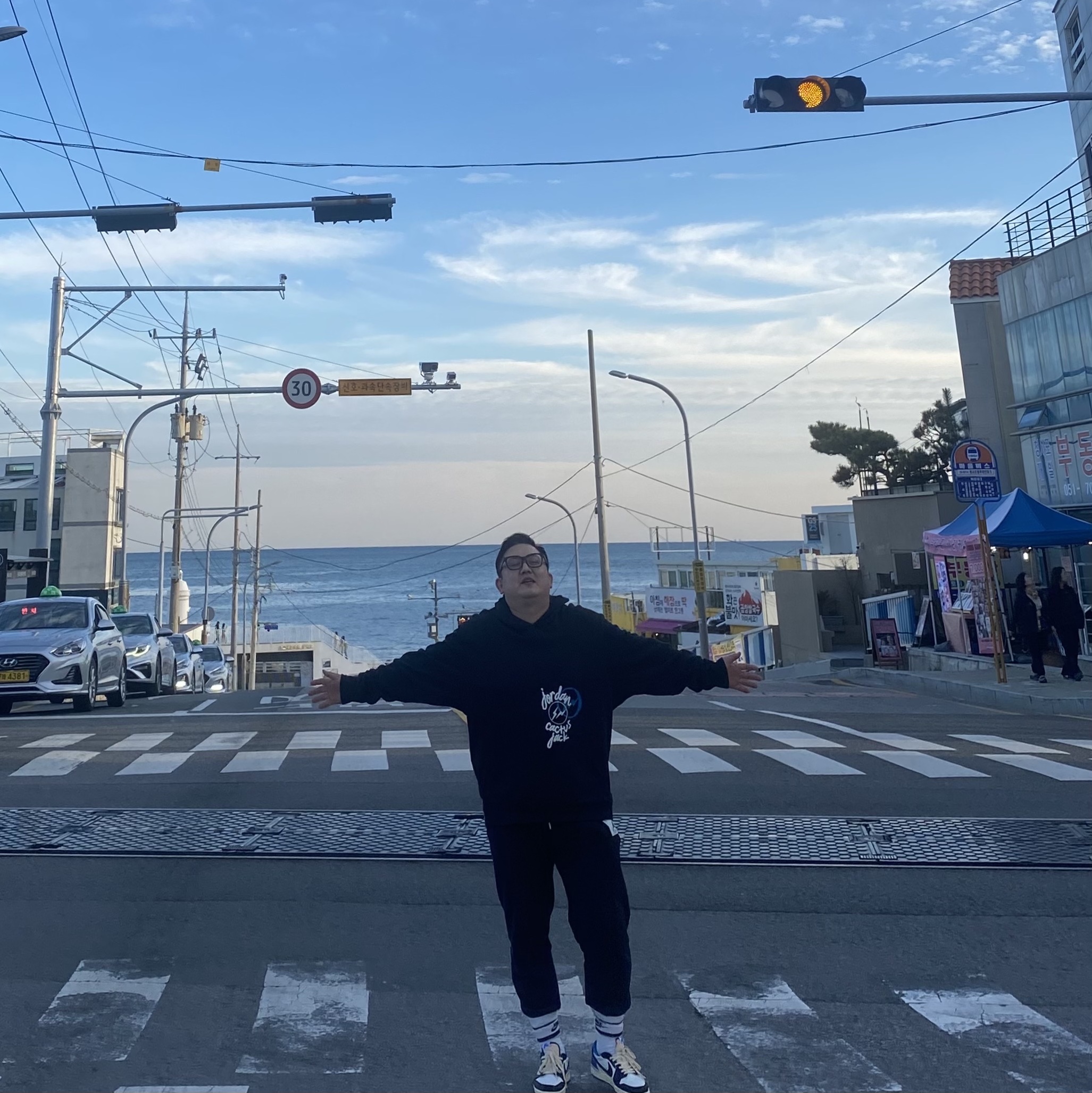 Jordan x Travis Scott x Fragment Hoodie Black (DJ0615-010), Jordan 1 x Travis Scott x Fragment Retro Low OG SP Military Blue 착용 스타일