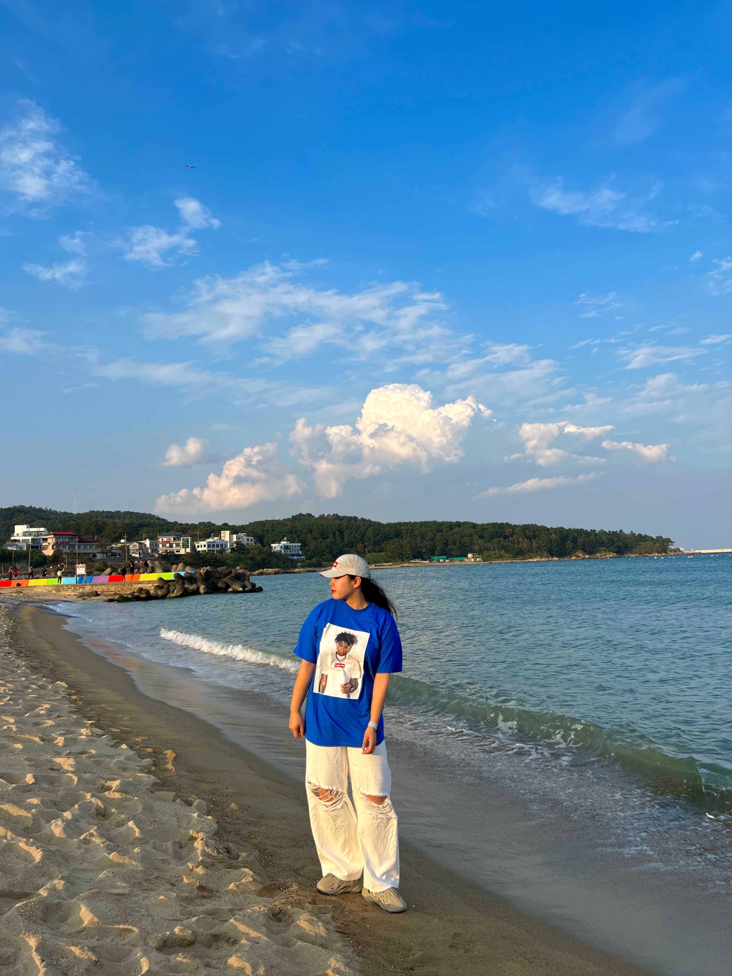 Adidas Yeezy Foam RNNR Stone Salt, Supreme NBA Youngboy T-Shirt Royal - 23FW 착용 스타일