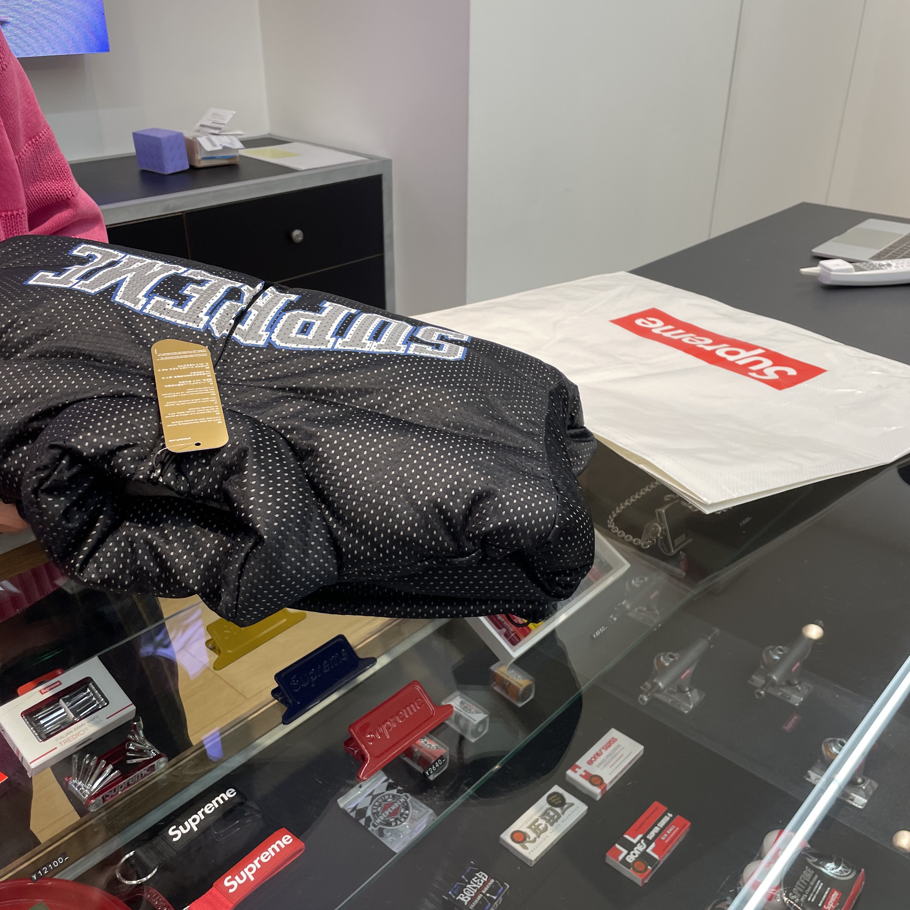 Supreme Mesh Jersey Puffer Jacket Black - 23SS, Asics Jog 100 2 Black 착용 스타일 - 3