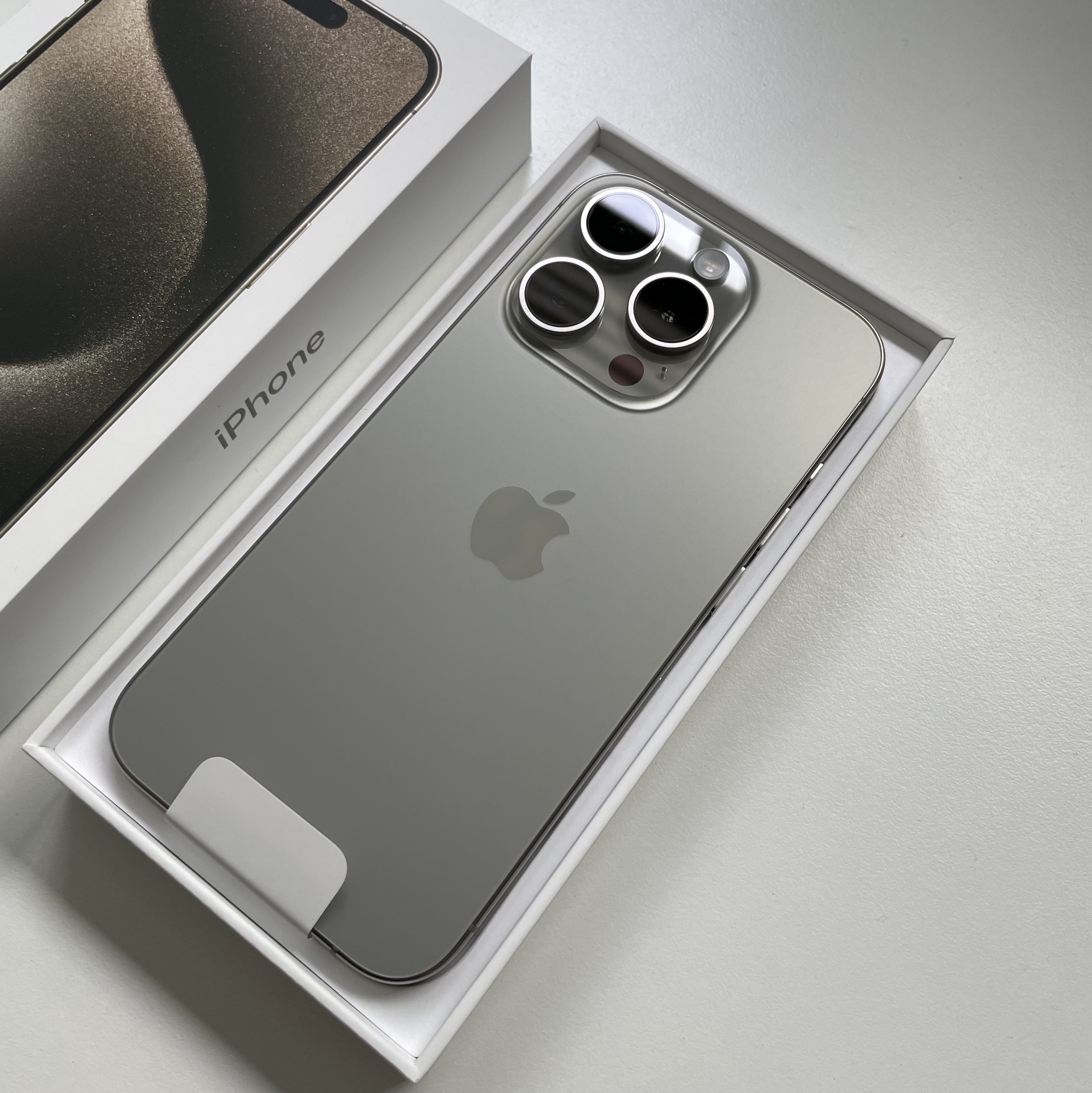 Apple iPhone 15 Pro 128GB Natural Titanium (Korean Ver.) 착용 스타일 - 1
