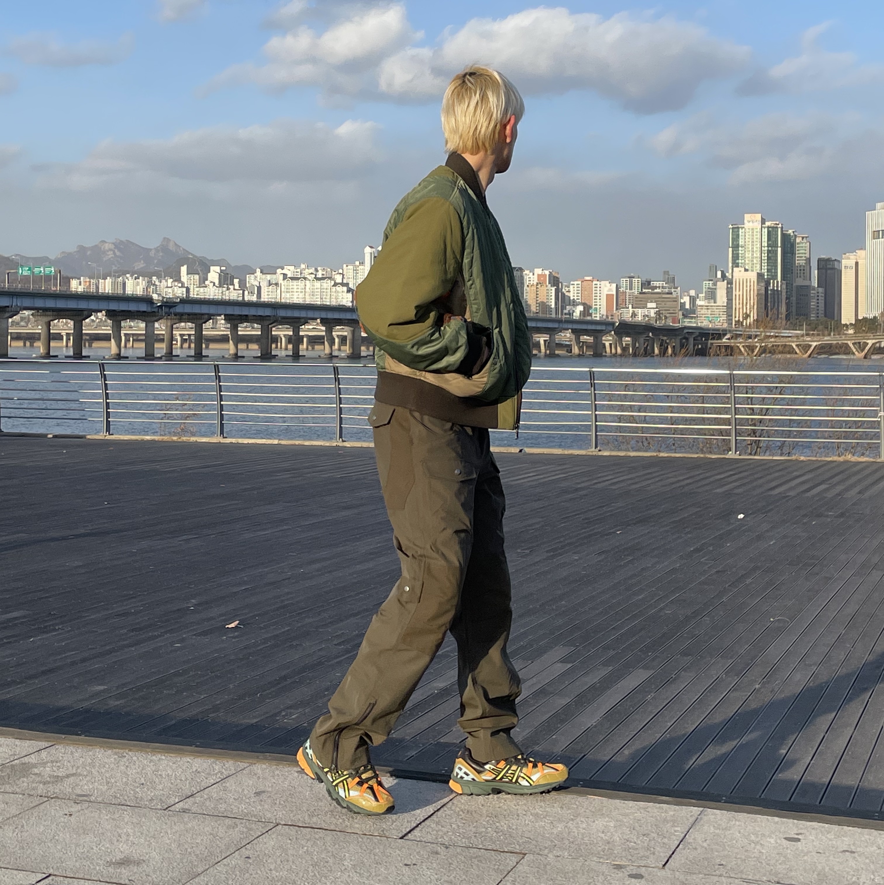 Andersson Bell x Asics Contrast Quilting Bomber Jacket Khaki 착용 스타일 - 1