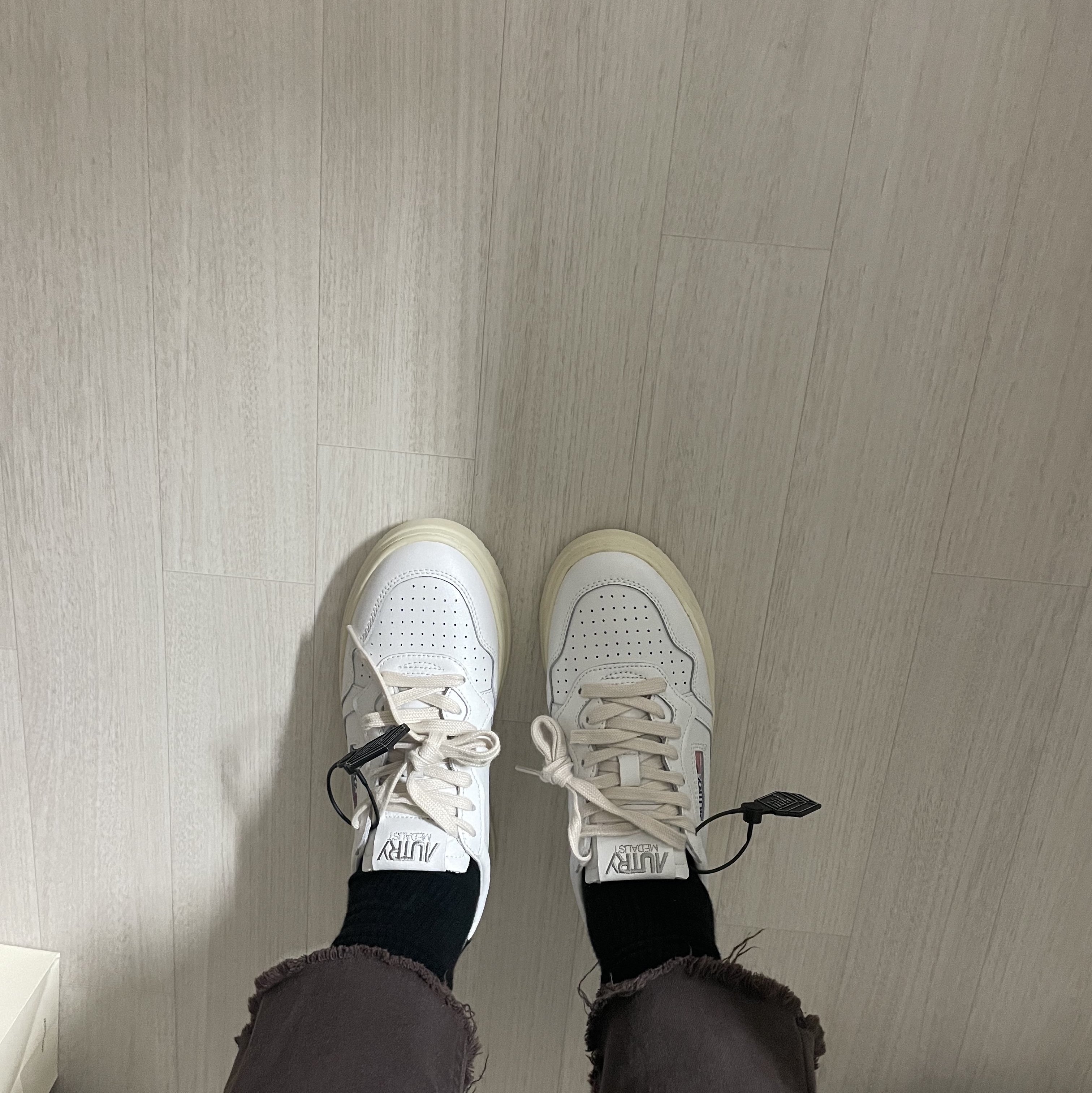(W) Autry Medalist Low Leather Sneakers White Black 착용 스타일 - 1