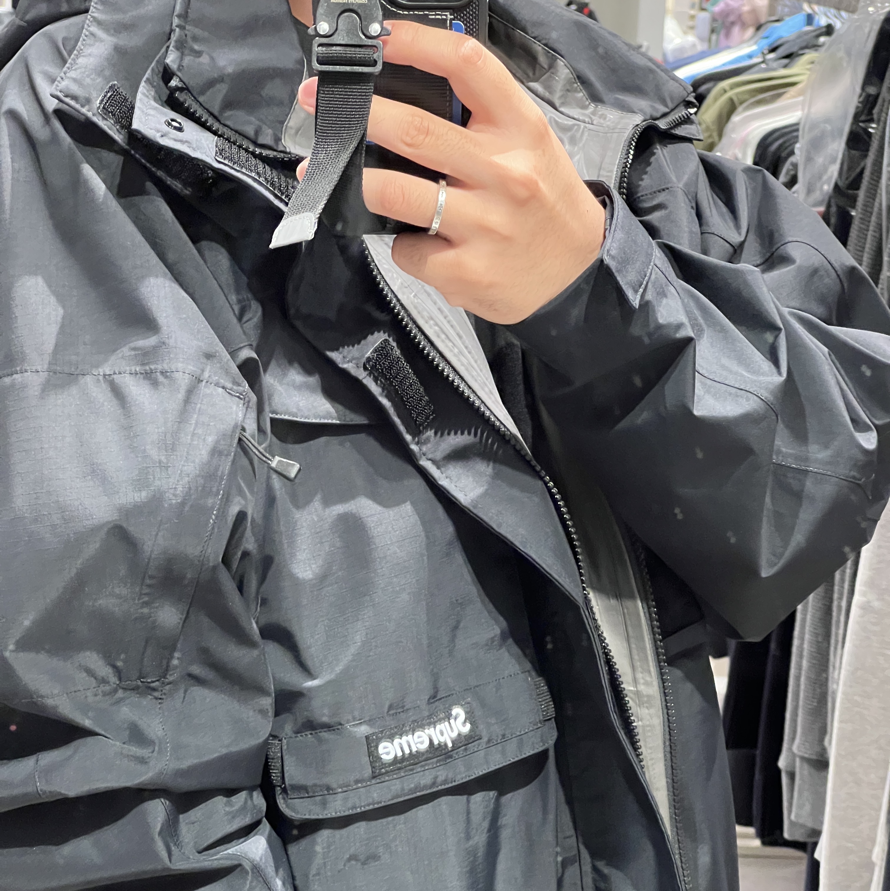 Supreme Gore-Tex Paclite Lightweight Shell Jacket Black - 23SS 착용 스타일 - 2