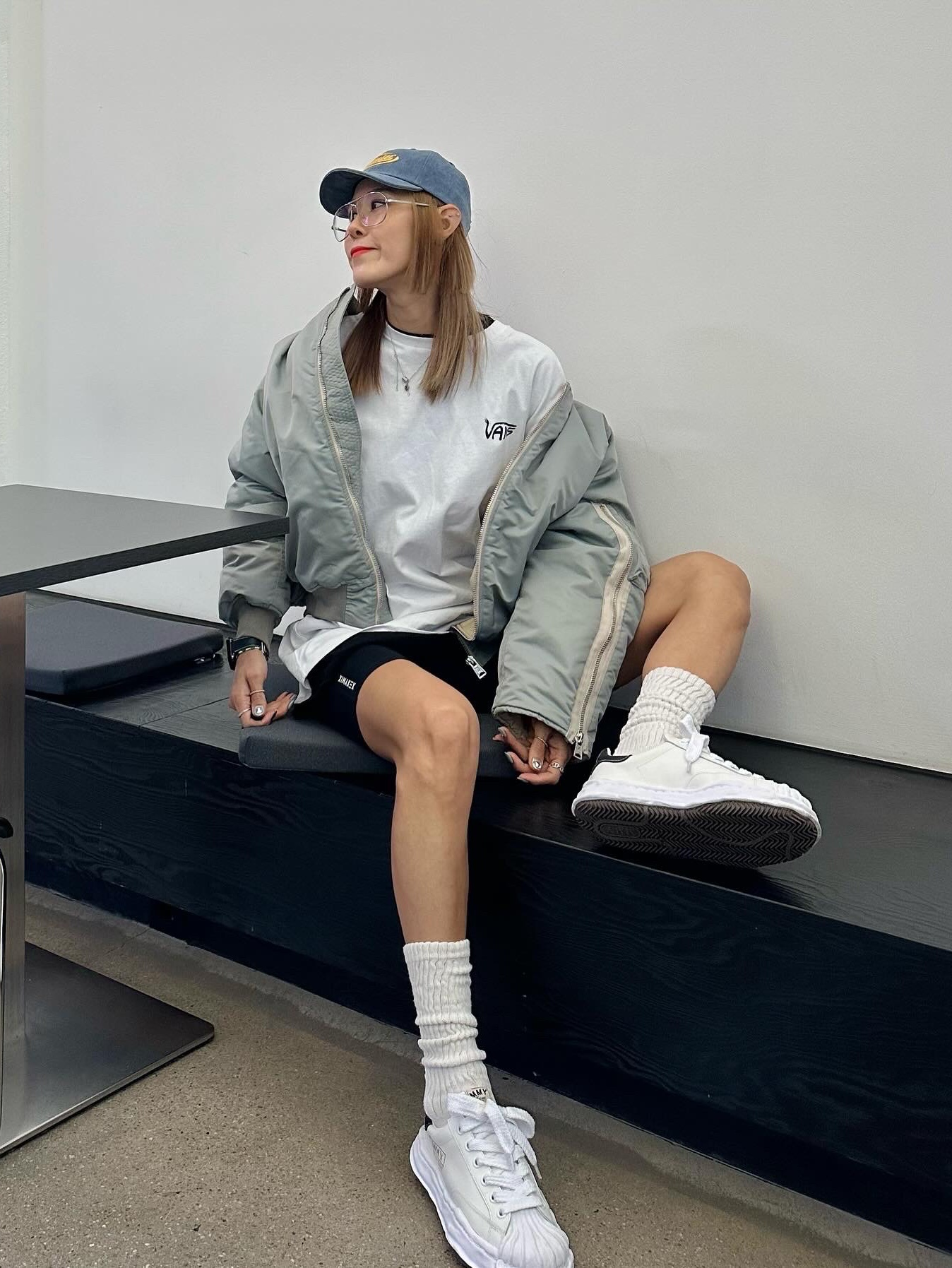 Maison Mihara Yasuhiro Blakey OG Sole Leather Low-top Sneakers White 착용 스타일 - 1