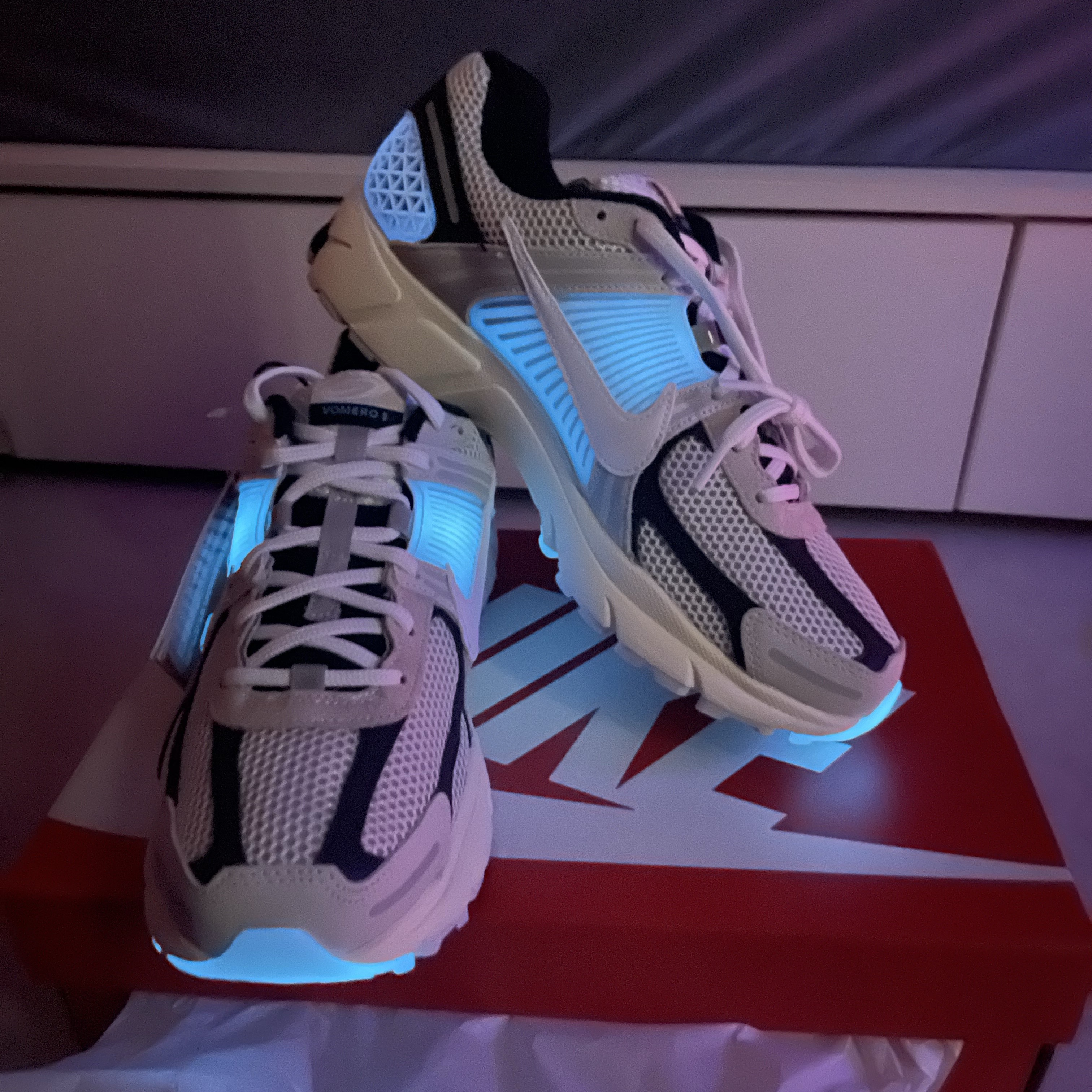 Nike Zoom Vomero 5 Light Bone and Black 착용 스타일